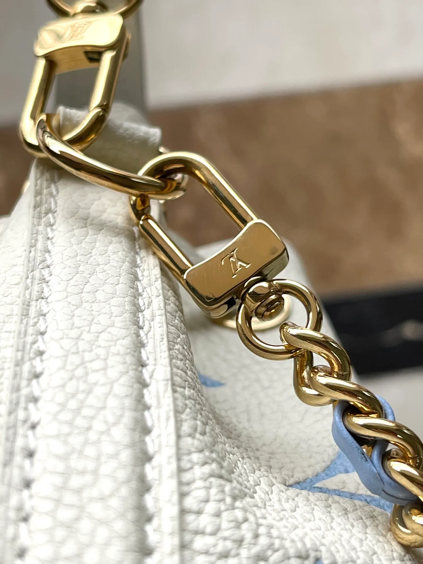 💰940 (top layer leather) top original order M82933 blue. Support counter inspection. The photos taken of duty-free goods are consistent with the product without opening the packaging. This product is an exclusive duty-free product in the market and is the highest-end product. Inspection is supported. This product has passed strict inspection and is flawless. Please wear gloves when touching the product. This product is not returnable or exchangeable. Please confirm the product first and then remove the label on the handle. This product is temporarily not open to the public, only regular customers, and is in short supply. Dimensions: 13 x 16 x 10 cm