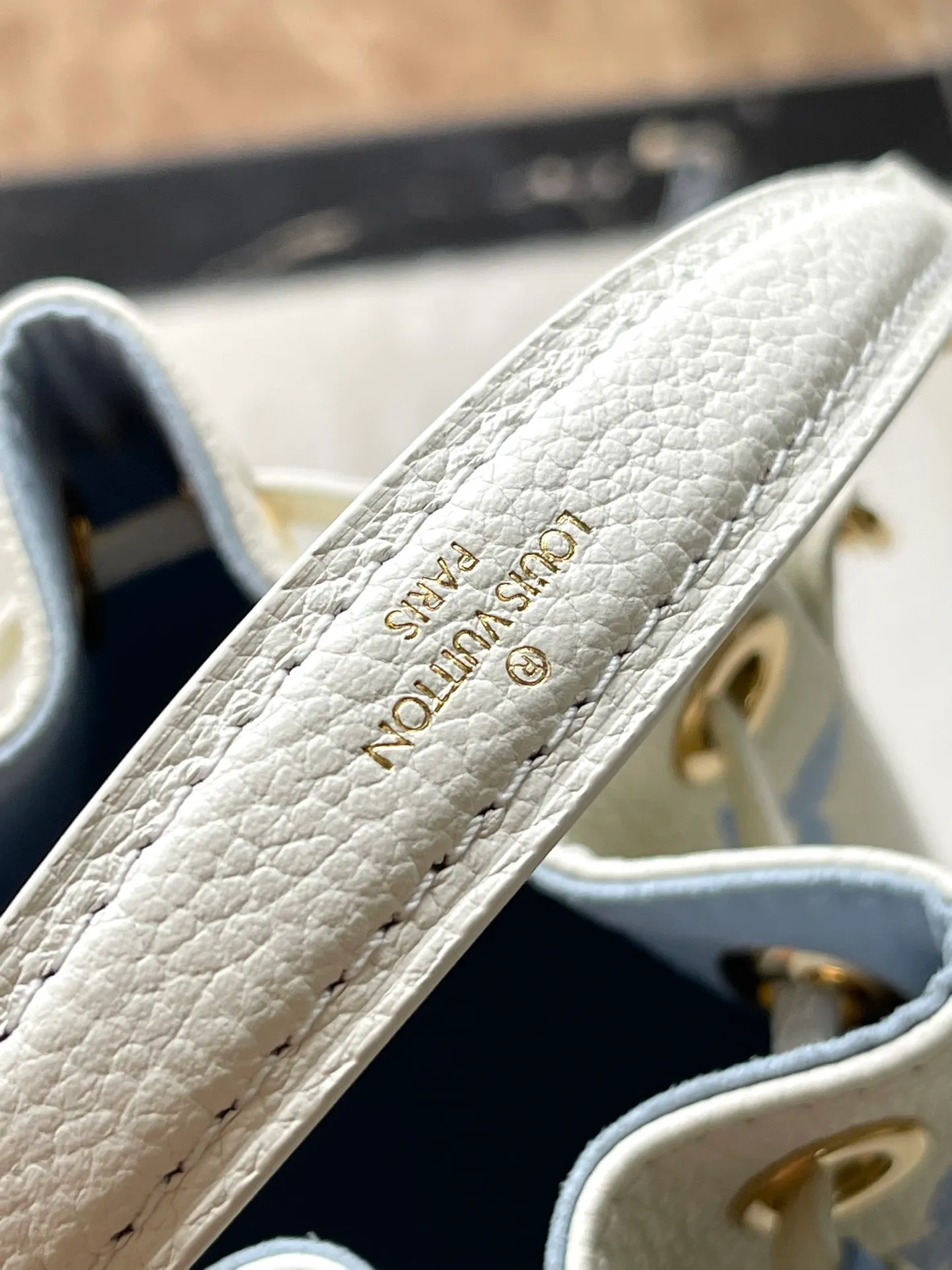 💰940 (top layer leather) top original order M82933 blue. Support counter inspection. The photos taken of duty-free goods are consistent with the product without opening the packaging. This product is an exclusive duty-free product in the market and is the highest-end product. Inspection is supported. This product has passed strict inspection and is flawless. Please wear gloves when touching the product. This product is not returnable or exchangeable. Please confirm the product first and then remove the label on the handle. This product is temporarily not open to the public, only regular customers, and is in short supply. Dimensions: 13 x 16 x 10 cm