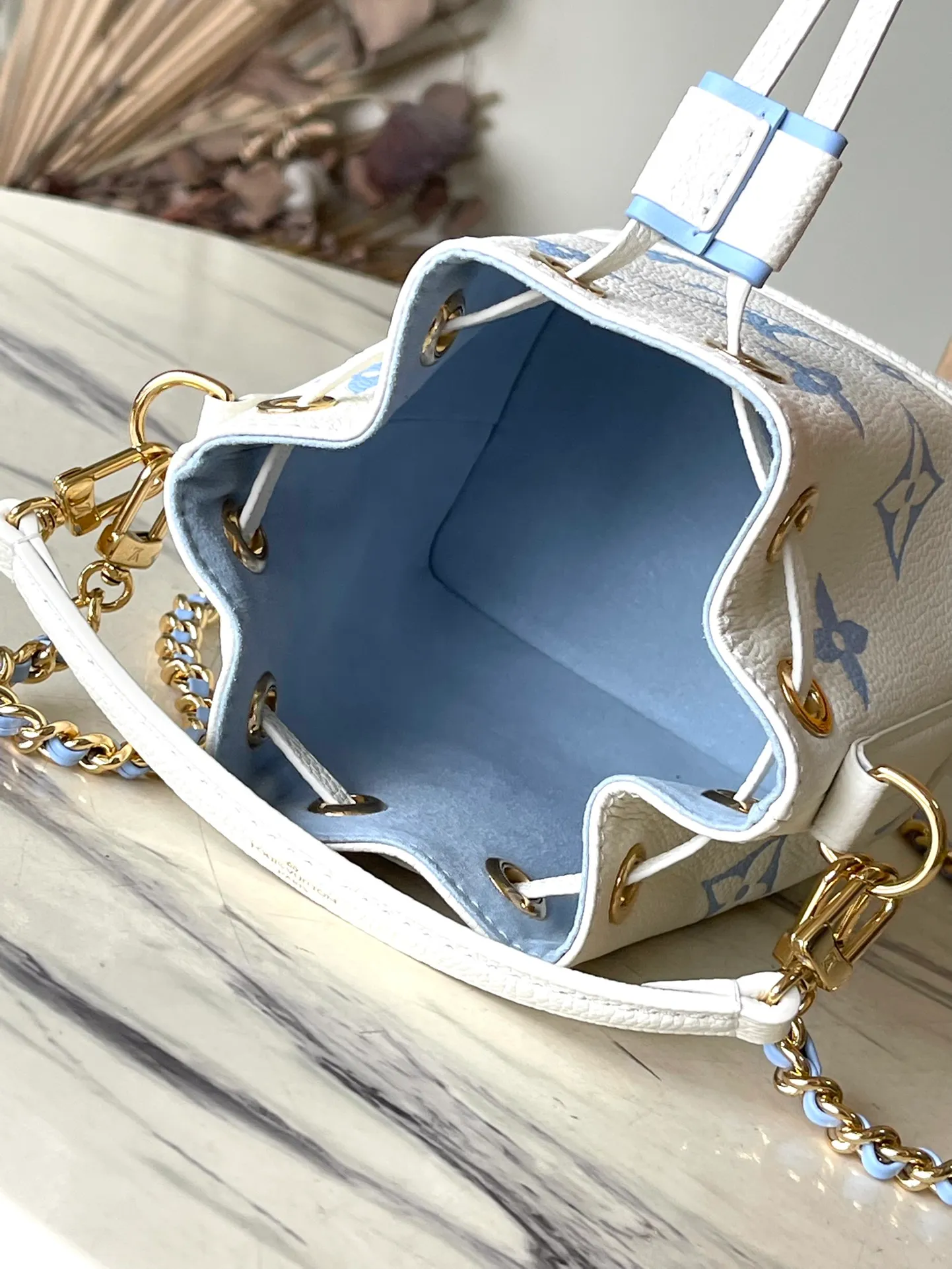 💰940 (top layer leather) top original order M82933 blue. Support counter inspection. The photos taken of duty-free goods are consistent with the product without opening the packaging. This product is an exclusive duty-free product in the market and is the highest-end product. Inspection is supported. This product has passed strict inspection and is flawless. Please wear gloves when touching the product. This product is not returnable or exchangeable. Please confirm the product first and then remove the label on the handle. This product is temporarily not open to the public, only regular customers, and is in short supply. Dimensions: 13 x 16 x 10 cm