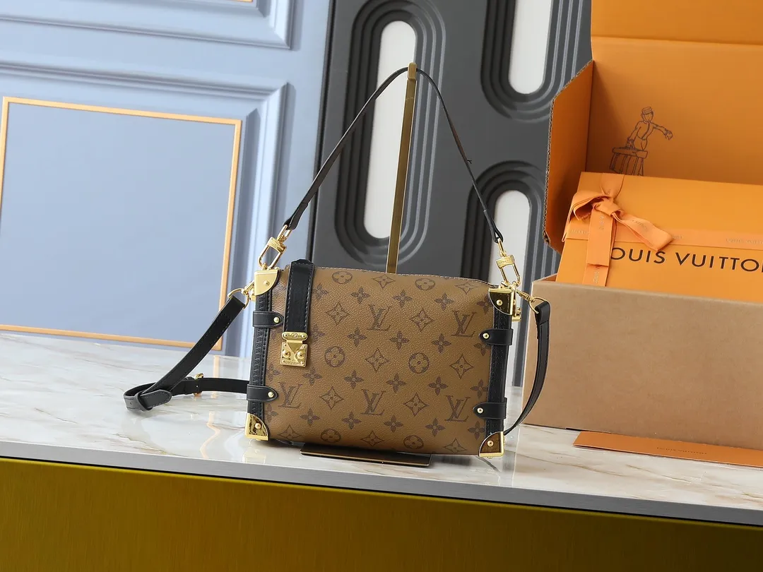 💰280💰Upgraded from the original M46358 M25160. Nicolas Ghesquière repeatedly explored Louis Vuitton’s trunk-making heritage to create this Side Trunk medium handbag. Monogram canvas is combined with leather trim, and the leather zipper puller creatively connects to the iconic S-lock, and the reinforced metal corners gather the eye. The wide handles and leather spaghetti strap are removable. Dimensions: 23.5 x 16.0 x 8.5 cm (length x height x width)