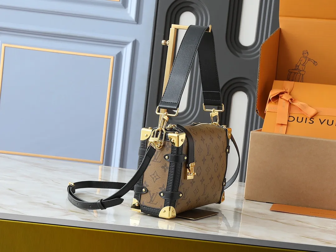 💰280💰Upgraded from the original M46358 M25160. Nicolas Ghesquière repeatedly explored Louis Vuitton’s trunk-making heritage to create this Side Trunk medium handbag. Monogram canvas is combined with leather trim, and the leather zipper puller creatively connects to the iconic S-lock, and the reinforced metal corners gather the eye. The wide handles and leather spaghetti strap are removable. Dimensions: 23.5 x 16.0 x 8.5 cm (length x height x width)