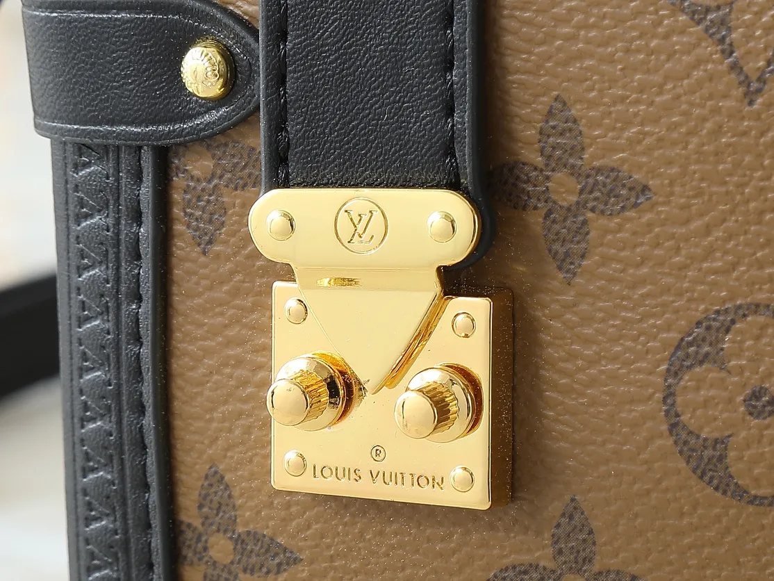 💰280💰Upgraded from the original M46358 M25160. Nicolas Ghesquière repeatedly explored Louis Vuitton’s trunk-making heritage to create this Side Trunk medium handbag. Monogram canvas is combined with leather trim, and the leather zipper puller creatively connects to the iconic S-lock, and the reinforced metal corners gather the eye. The wide handles and leather spaghetti strap are removable. Dimensions: 23.5 x 16.0 x 8.5 cm (length x height x width)