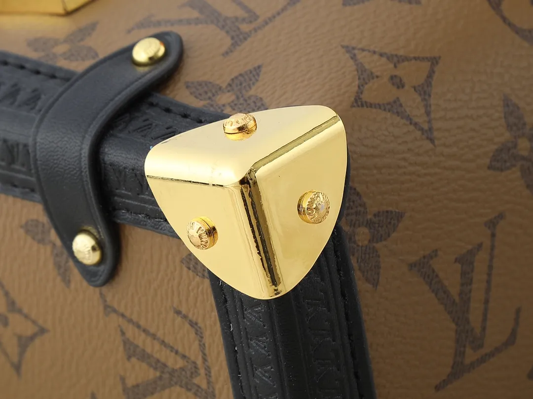 💰280💰Upgraded from the original M46358 M25160. Nicolas Ghesquière repeatedly explored Louis Vuitton’s trunk-making heritage to create this Side Trunk medium handbag. Monogram canvas is combined with leather trim, and the leather zipper puller creatively connects to the iconic S-lock, and the reinforced metal corners gather the eye. The wide handles and leather spaghetti strap are removable. Dimensions: 23.5 x 16.0 x 8.5 cm (length x height x width)