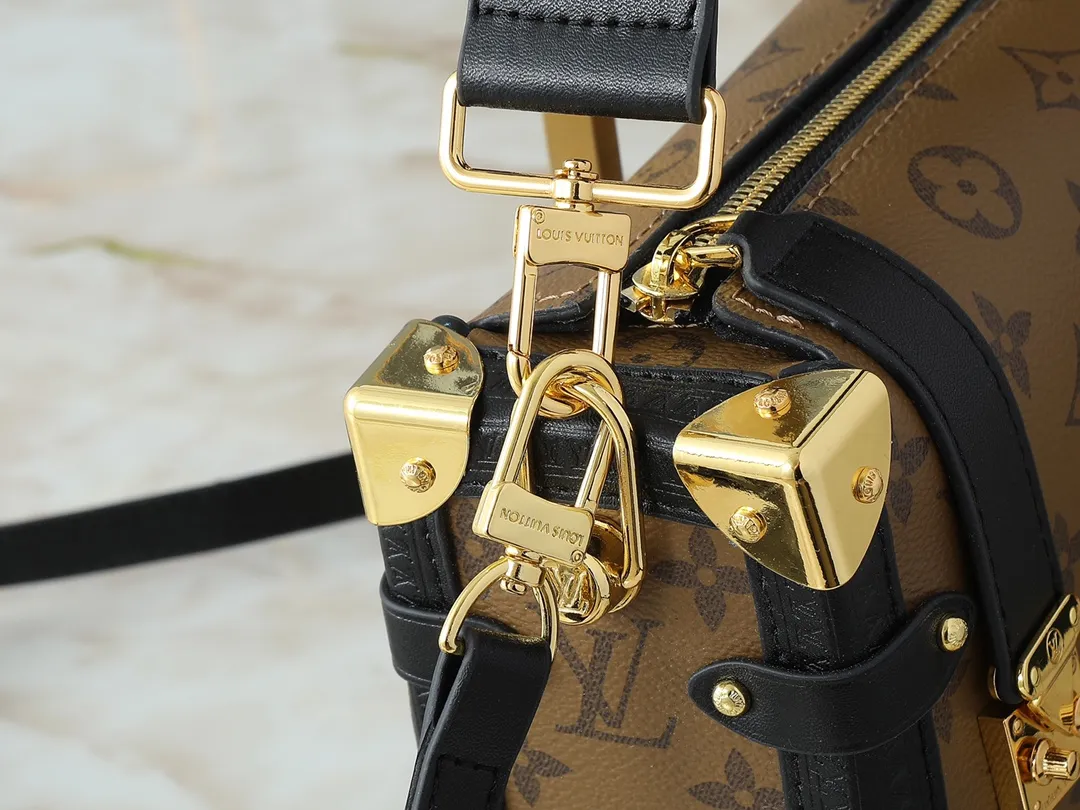 💰280💰Upgraded from the original M46358 M25160. Nicolas Ghesquière repeatedly explored Louis Vuitton’s trunk-making heritage to create this Side Trunk medium handbag. Monogram canvas is combined with leather trim, and the leather zipper puller creatively connects to the iconic S-lock, and the reinforced metal corners gather the eye. The wide handles and leather spaghetti strap are removable. Dimensions: 23.5 x 16.0 x 8.5 cm (length x height x width)