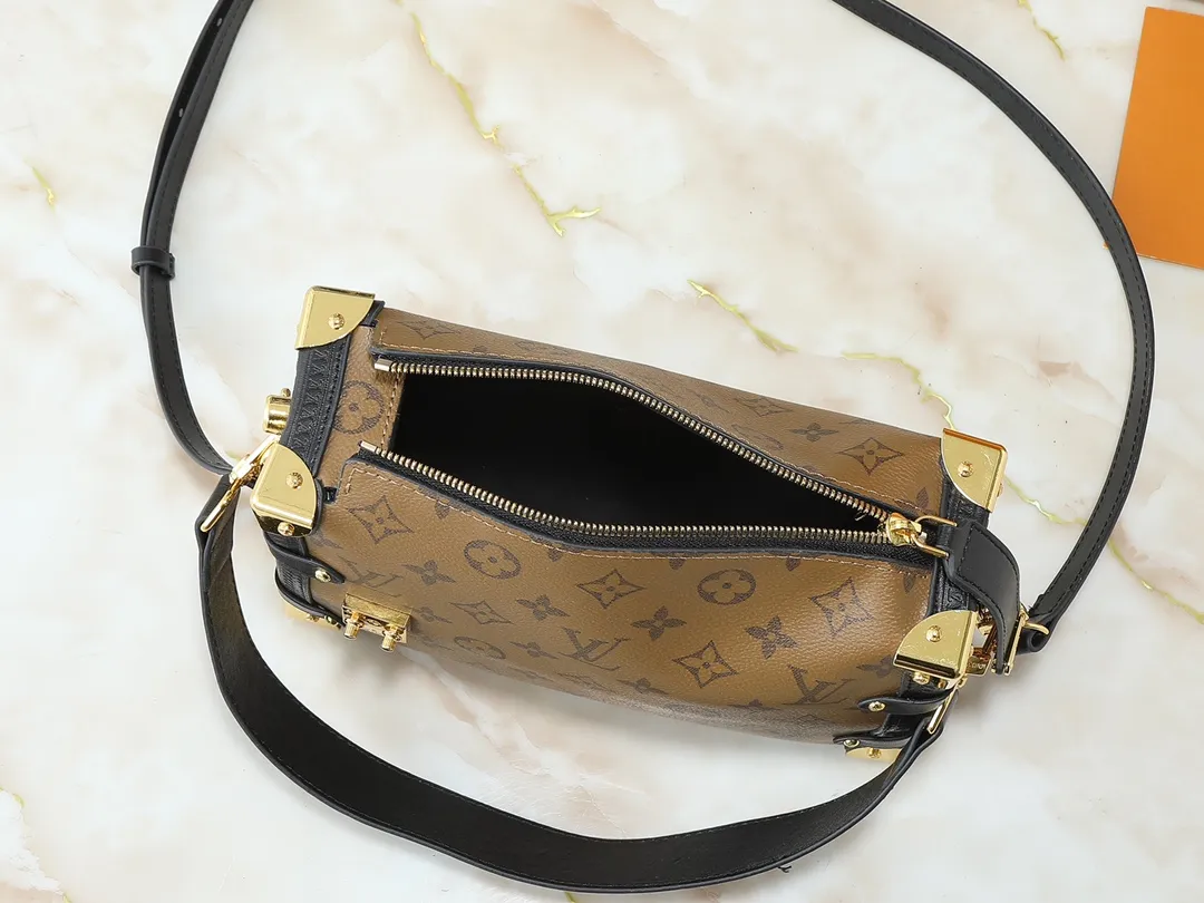 💰280💰Upgraded from the original M46358 M25160. Nicolas Ghesquière repeatedly explored Louis Vuitton’s trunk-making heritage to create this Side Trunk medium handbag. Monogram canvas is combined with leather trim, and the leather zipper puller creatively connects to the iconic S-lock, and the reinforced metal corners gather the eye. The wide handles and leather spaghetti strap are removable. Dimensions: 23.5 x 16.0 x 8.5 cm (length x height x width)