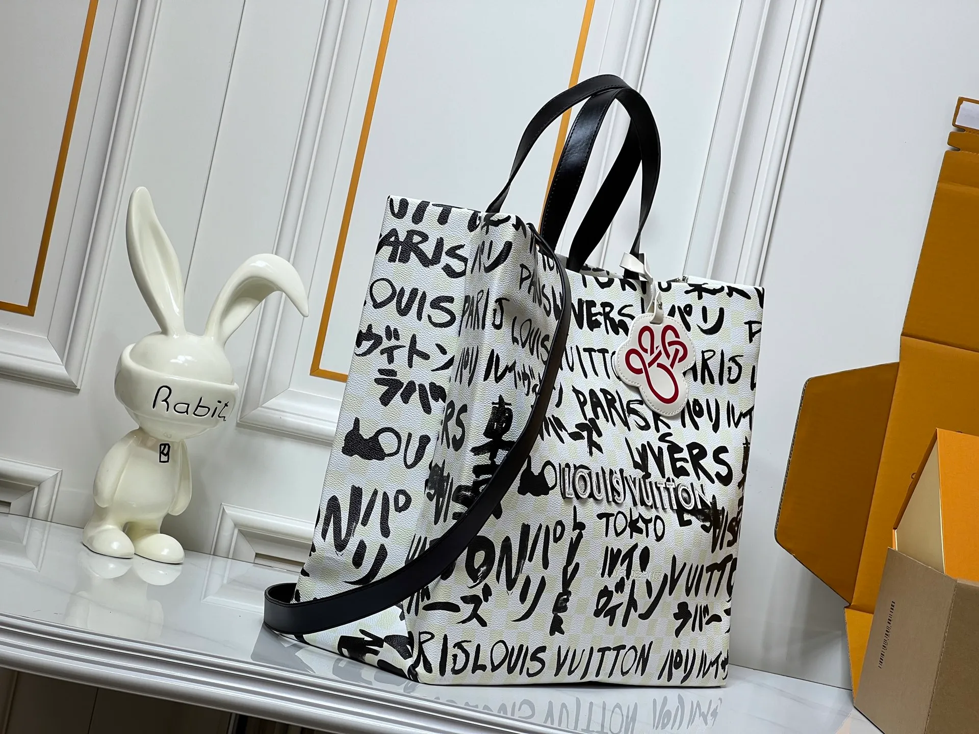 Batch 320💰M24457 M40797 This Shopper Tote medium handbag features Damier checkerboard pattern superimposed with eye-catching hand-painted elements, witnessing the joint creativity of Pharrell Williams and Japanese designer Nigo. The names Louis Vuitton, Paris and Tokyo, as well as the word Lvvers, are bilingual in French and Japanese, and the graphic cotton lining showcases Nigo's signature style. Size: 41x34x16cm