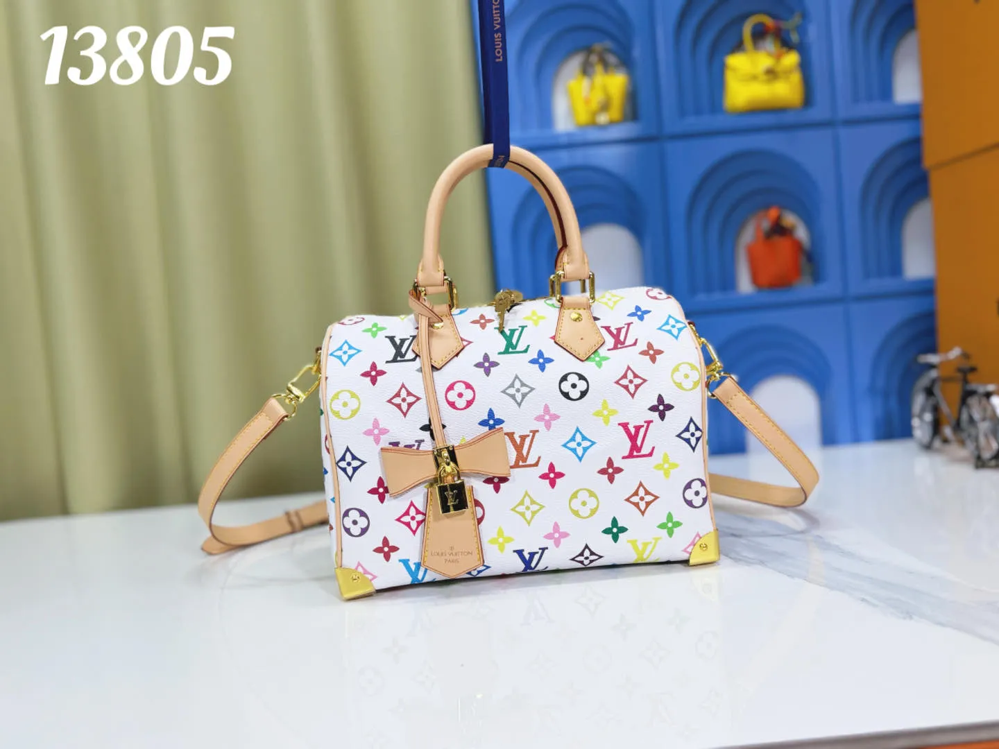 P280 Upgraded original M13805 M13257 M40390 LV Murakami Takashi co-branded NANOSPEEDY handbag This Nano Speedy handbag combines Monogram canvas and cow leather trim printing, with 33 colorful colors to interpret white, black and white tricolor. It has been launched in twelve sections and is very popular around the world and is loved by celebrities. 25.0 x 19.0 x 15.0 cm