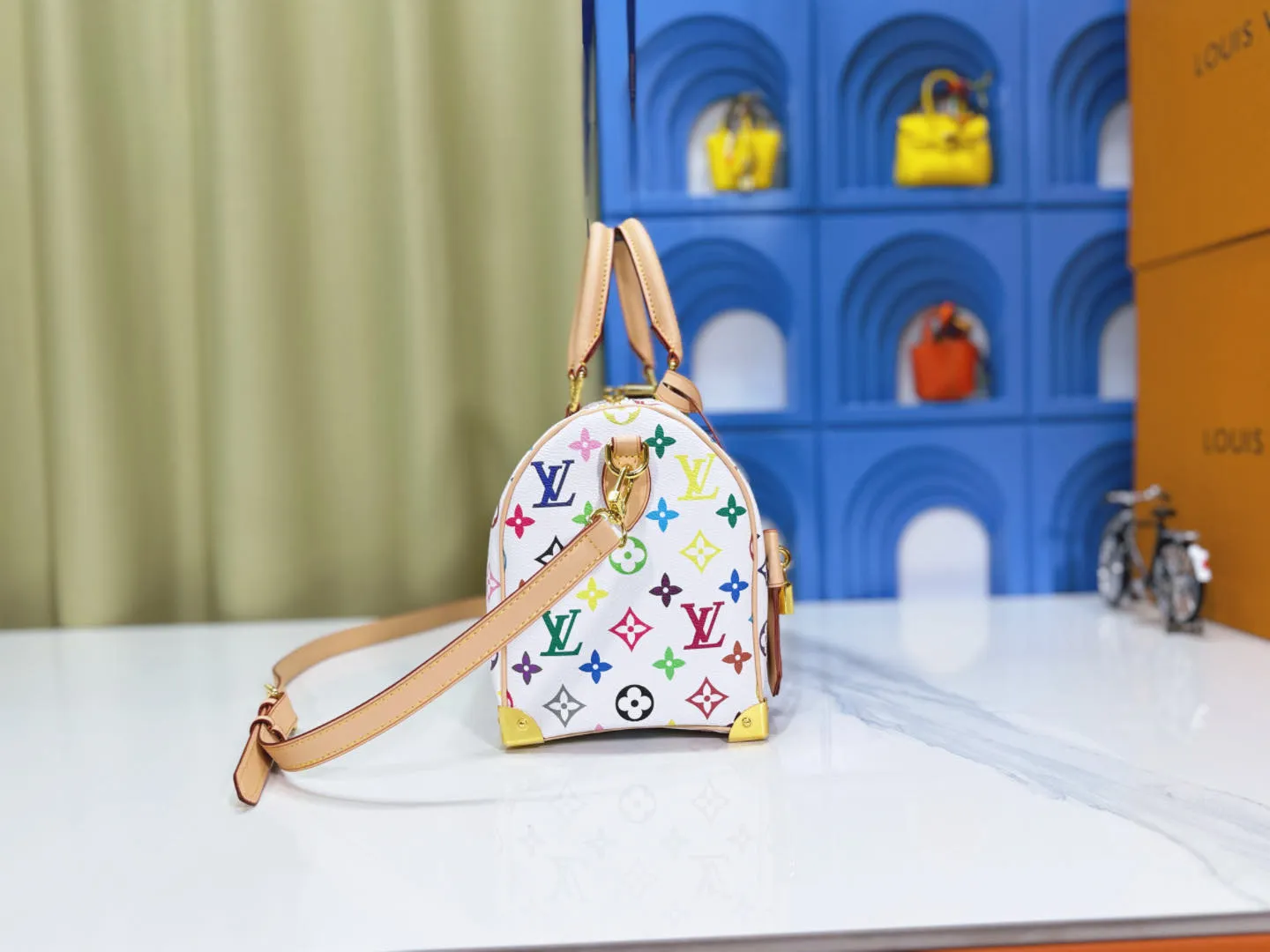 P280 Upgraded original M13805 M13257 M40390 LV Murakami Takashi co-branded NANOSPEEDY handbag This Nano Speedy handbag combines Monogram canvas and cow leather trim printing, with 33 colorful colors to interpret white, black and white tricolor. It has been launched in twelve sections and is very popular around the world and is loved by celebrities. 25.0 x 19.0 x 15.0 cm