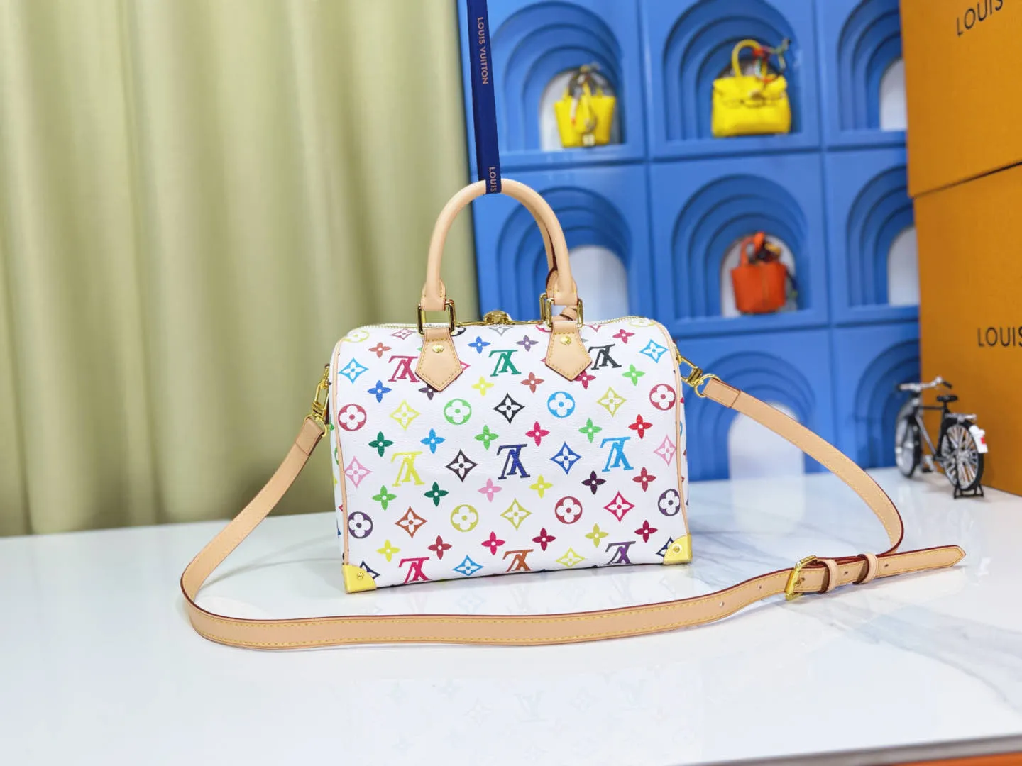 P280 Upgraded original M13805 M13257 M40390 LV Murakami Takashi co-branded NANOSPEEDY handbag This Nano Speedy handbag combines Monogram canvas and cow leather trim printing, with 33 colorful colors to interpret white, black and white tricolor. It has been launched in twelve sections and is very popular around the world and is loved by celebrities. 25.0 x 19.0 x 15.0 cm