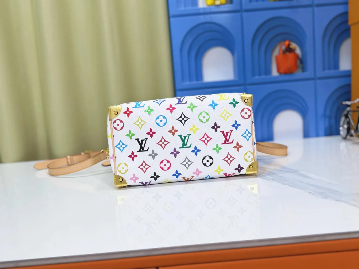 P280 Upgraded original M13805 M13257 M40390 LV Murakami Takashi co-branded NANOSPEEDY handbag This Nano Speedy handbag combines Monogram canvas and cow leather trim printing, with 33 colorful colors to interpret white, black and white tricolor. It has been launched in twelve sections and is very popular around the world and is loved by celebrities. 25.0 x 19.0 x 15.0 cm