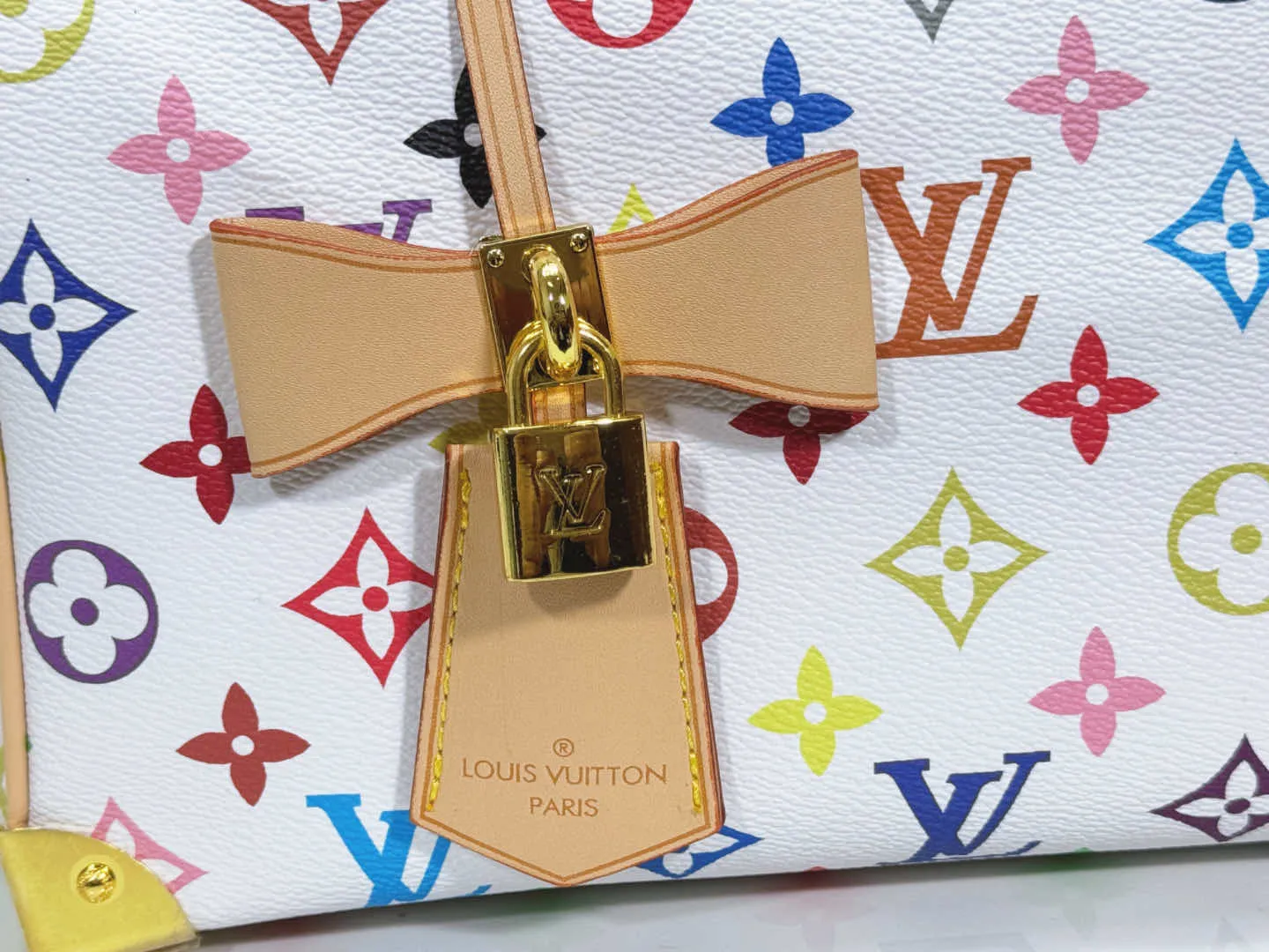 P280 Upgraded original M13805 M13257 M40390 LV Murakami Takashi co-branded NANOSPEEDY handbag This Nano Speedy handbag combines Monogram canvas and cow leather trim printing, with 33 colorful colors to interpret white, black and white tricolor. It has been launched in twelve sections and is very popular around the world and is loved by celebrities. 25.0 x 19.0 x 15.0 cm
