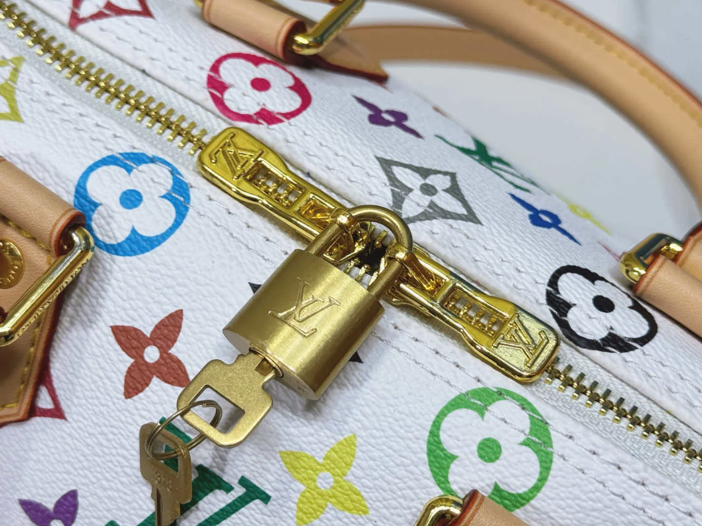 P280 Upgraded original M13805 M13257 M40390 LV Murakami Takashi co-branded NANOSPEEDY handbag This Nano Speedy handbag combines Monogram canvas and cow leather trim printing, with 33 colorful colors to interpret white, black and white tricolor. It has been launched in twelve sections and is very popular around the world and is loved by celebrities. 25.0 x 19.0 x 15.0 cm