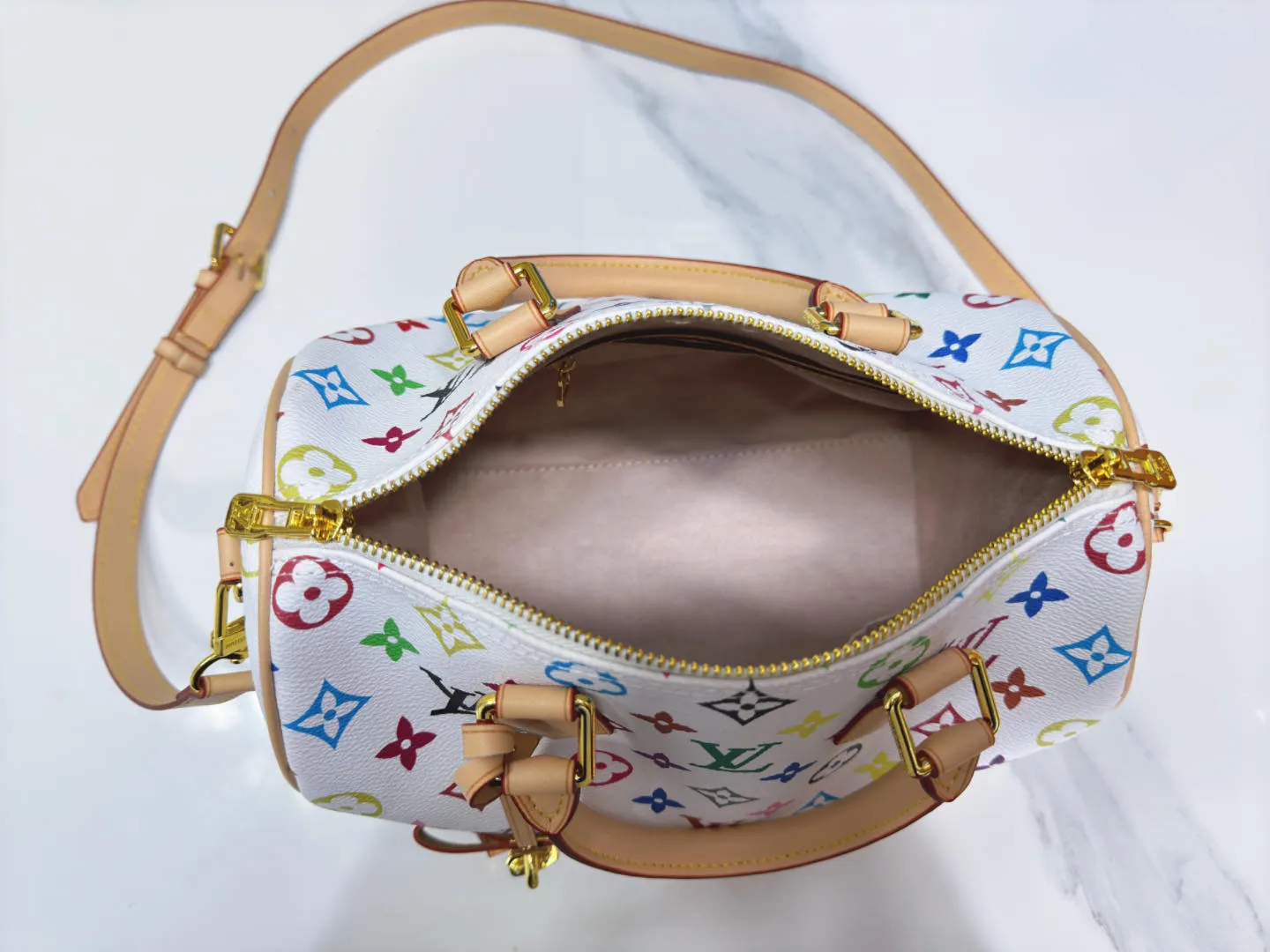 P280 Upgraded original M13805 M13257 M40390 LV Murakami Takashi co-branded NANOSPEEDY handbag This Nano Speedy handbag combines Monogram canvas and cow leather trim printing, with 33 colorful colors to interpret white, black and white tricolor. It has been launched in twelve sections and is very popular around the world and is loved by celebrities. 25.0 x 19.0 x 15.0 cm