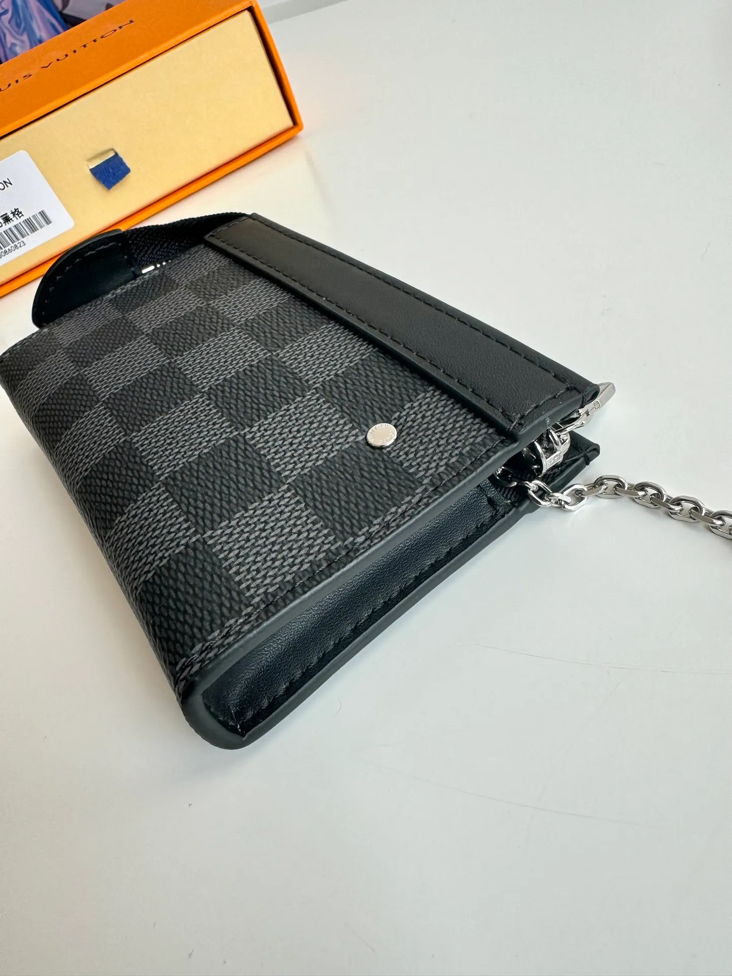 Factory price 300 🇫🇷Overseas original order M82776 black grid exclusive real shot! This Voyage key bag is made of Monogram Eclipse canvas with cowhide leather trim. It has a zipper closure to securely store coins, folded bills, cards and keys. The hook fastener secures easily to the D-ring inside the Louis Vuitton bag. Size: 12×7.5×3cm
