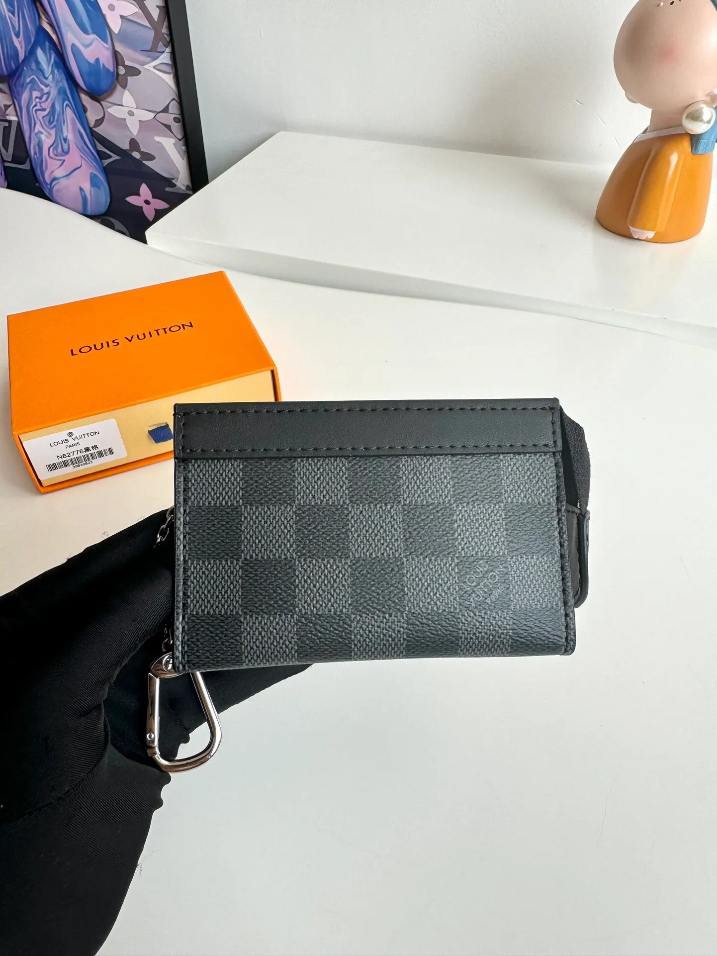 Factory price 300 🇫🇷Overseas original order M82776 black grid exclusive real shot! This Voyage key bag is made of Monogram Eclipse canvas with cowhide leather trim. It has a zipper closure to securely store coins, folded bills, cards and keys. The hook fastener secures easily to the D-ring inside the Louis Vuitton bag. Size: 12×7.5×3cm