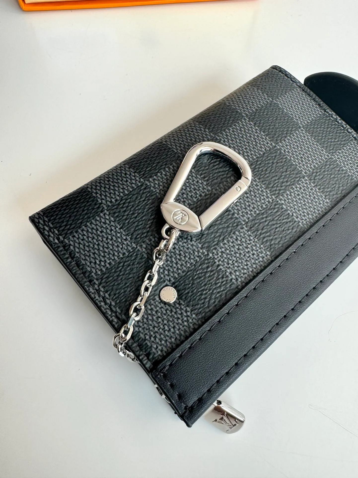 Factory price 300 🇫🇷Overseas original order M82776 black grid exclusive real shot! This Voyage key bag is made of Monogram Eclipse canvas with cowhide leather trim. It has a zipper closure to securely store coins, folded bills, cards and keys. The hook fastener secures easily to the D-ring inside the Louis Vuitton bag. Size: 12×7.5×3cm