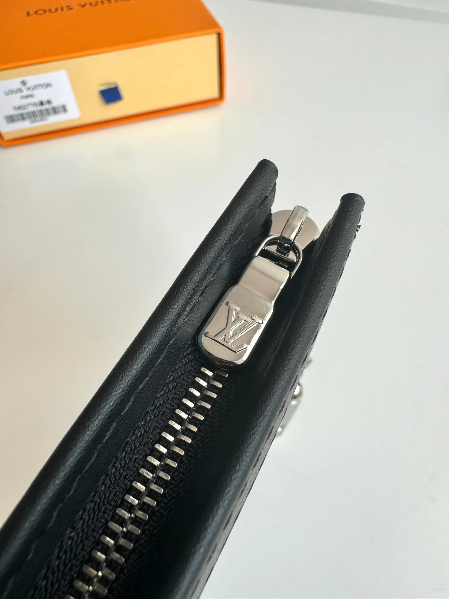 Factory price 300 🇫🇷Overseas original order M82776 black grid exclusive real shot! This Voyage key bag is made of Monogram Eclipse canvas with cowhide leather trim. It has a zipper closure to securely store coins, folded bills, cards and keys. The hook fastener secures easily to the D-ring inside the Louis Vuitton bag. Size: 12×7.5×3cm