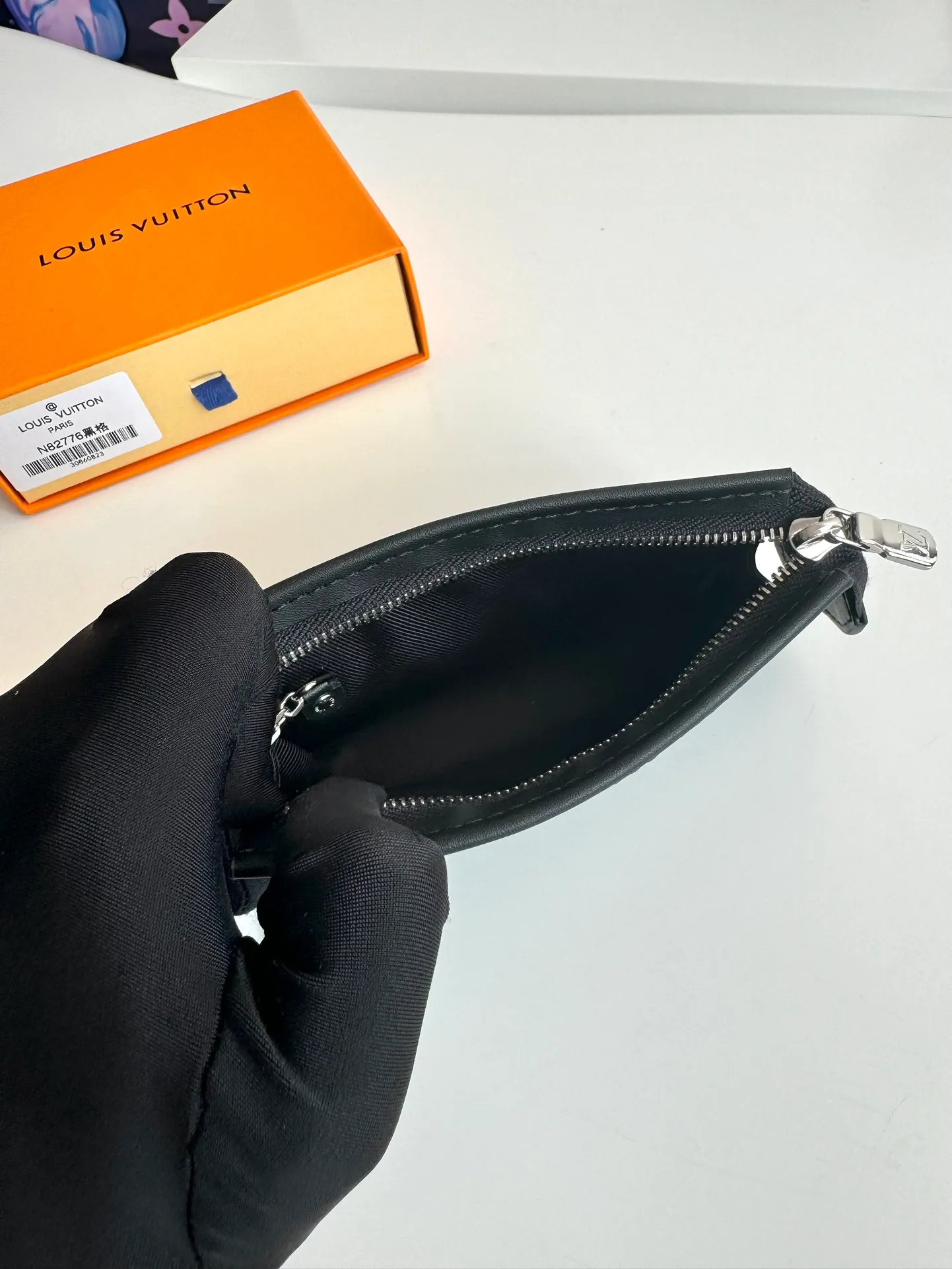 Factory price 300 🇫🇷Overseas original order M82776 black grid exclusive real shot! This Voyage key bag is made of Monogram Eclipse canvas with cowhide leather trim. It has a zipper closure to securely store coins, folded bills, cards and keys. The hook fastener secures easily to the D-ring inside the Louis Vuitton bag. Size: 12×7.5×3cm