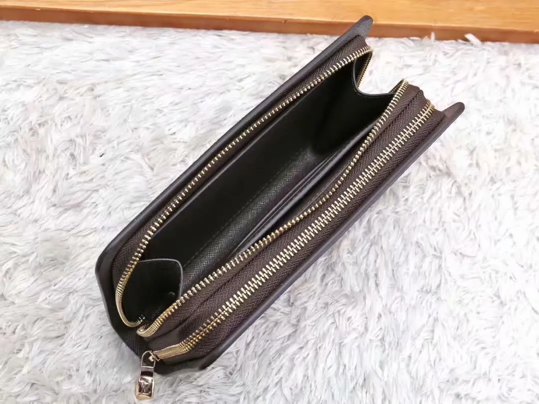 80 model number: M2012! LV Men's Double Pull Clutch [Size] 21.11.5 This exquisite Monogram canvas double pull wallet has a practical and spacious design that can hold credit cards, documents, change, banknotes, check books and pens. Zipper closure, zippered coin compartment for bills and passport, shiny gold-tone hardware.