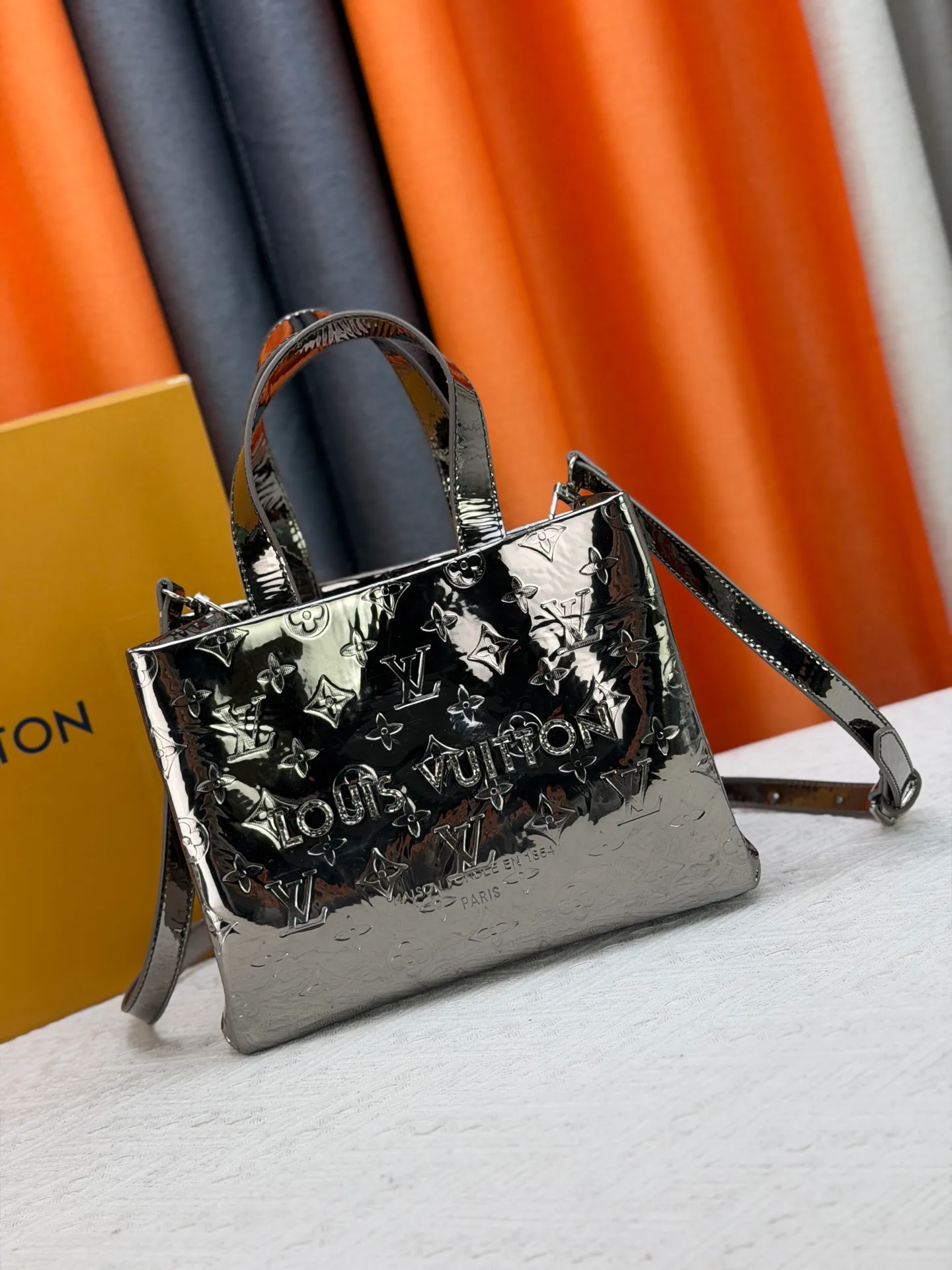 P300 M13940 Mirror Silver Rose Gold Gunmetal Brown Gradient Pink Gradient Blue Khaki Colored Plaid Black Plaid Presbyopia Orange Black Green Pink PHARREL and NIGO collection’s joint series top original order This Shopper medium handbag draws inspiration from Louis Vuitton shopping bags, expressing Louis Vuitton and Maison Fondée En 1854 in soft cow leather Lettering, top handle and removable shoulder strap. 25x19x11 • Cow leather • Cow leather trim • Textile lining • Metal hardware • Musketon closure • Main compartment • Zip pocket • Double patch pockets • Handles: Double handle
