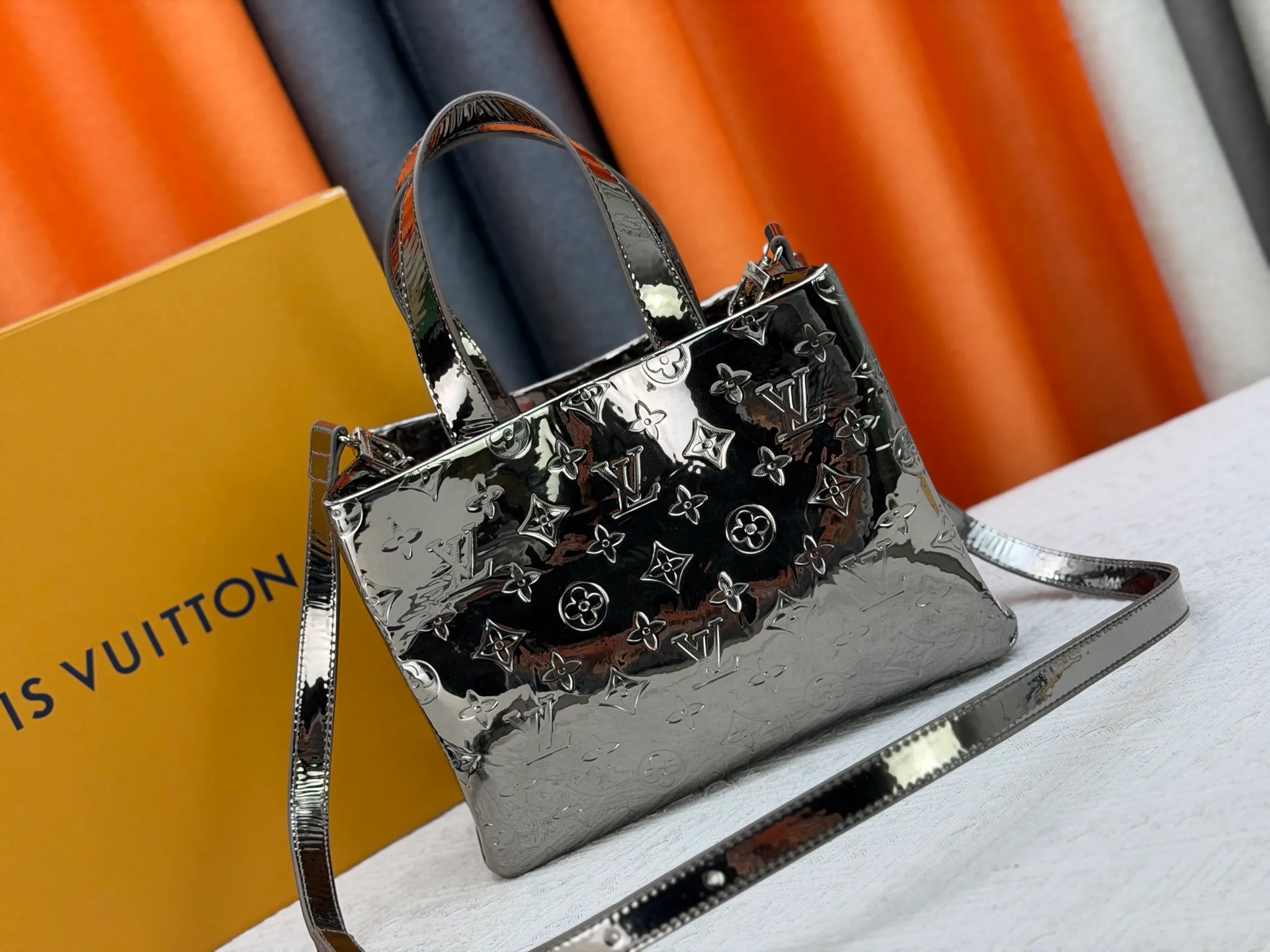 P300 M13940 Mirror Silver Rose Gold Gunmetal Brown Gradient Pink Gradient Blue Khaki Colored Plaid Black Plaid Presbyopia Orange Black Green Pink PHARREL and NIGO collection’s joint series top original order This Shopper medium handbag draws inspiration from Louis Vuitton shopping bags, expressing Louis Vuitton and Maison Fondée En 1854 in soft cow leather Lettering, top handle and removable shoulder strap. 25x19x11 • Cow leather • Cow leather trim • Textile lining • Metal hardware • Musketon closure • Main compartment • Zip pocket • Double patch pockets • Handles: Double handle