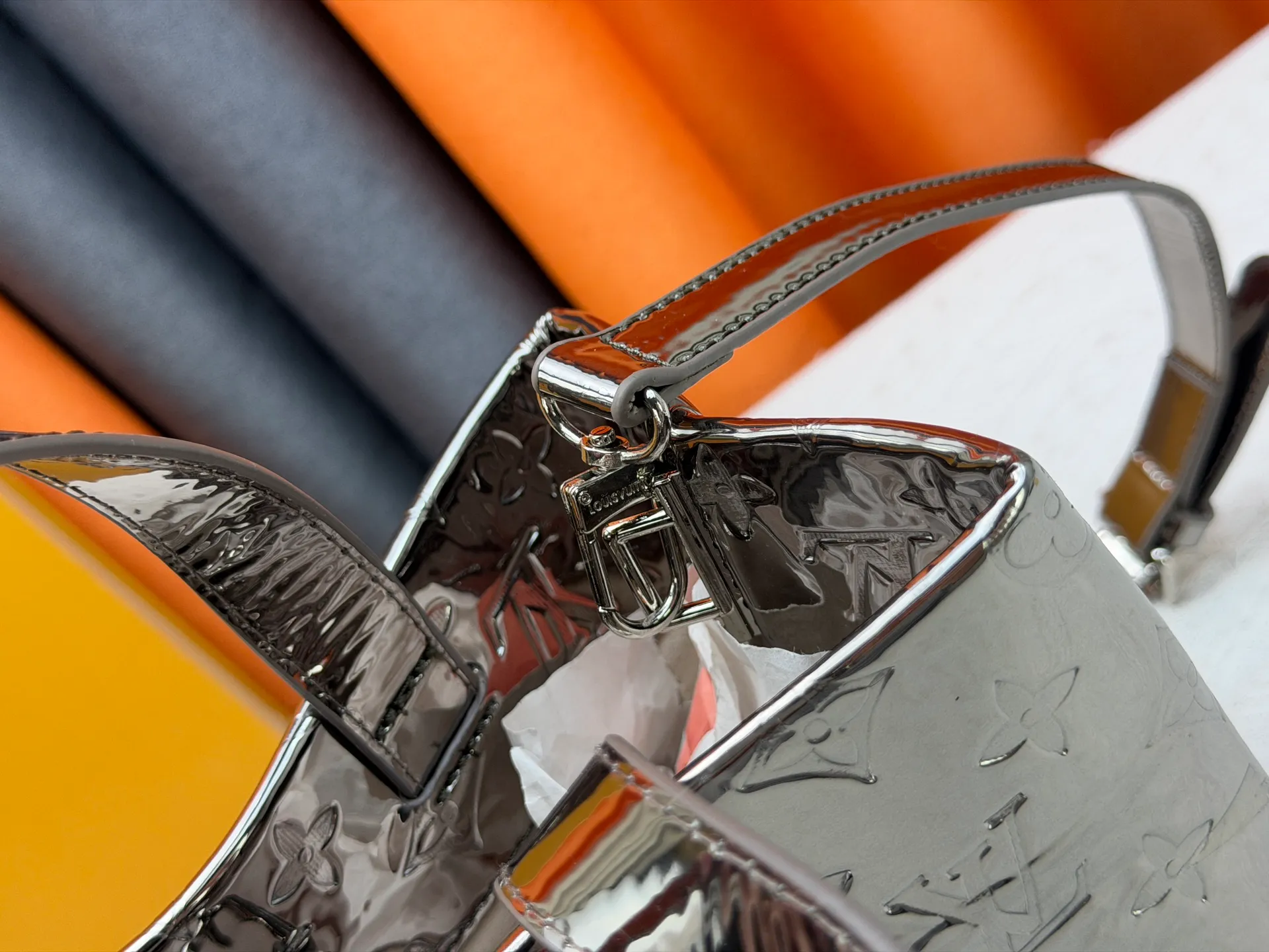 P300 M13940 Mirror Silver Rose Gold Gunmetal Brown Gradient Pink Gradient Blue Khaki Colored Plaid Black Plaid Presbyopia Orange Black Green Pink PHARREL and NIGO collection’s joint series top original order This Shopper medium handbag draws inspiration from Louis Vuitton shopping bags, expressing Louis Vuitton and Maison Fondée En 1854 in soft cow leather Lettering, top handle and removable shoulder strap. 25x19x11 • Cow leather • Cow leather trim • Textile lining • Metal hardware • Musketon closure • Main compartment • Zip pocket • Double patch pockets • Handles: Double handle