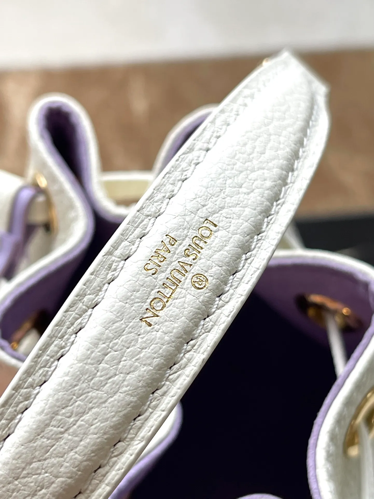 💰940 (top layer leather) top original order M82933 purple. Support counter inspection. The photos taken of duty-free goods are consistent with the product without unpacking. This product is an exclusive duty-free product in the market and is the highest-end product. Inspection is supported. This product has passed strict inspection and is flawless. Please wear gloves when touching the product. This product is not returnable or exchangeable. Please confirm the product first and then remove the label on the handle. This product is temporarily not open to the public, only regular customers, and is in short supply. Dimensions: 13 x 16 x 10 cm