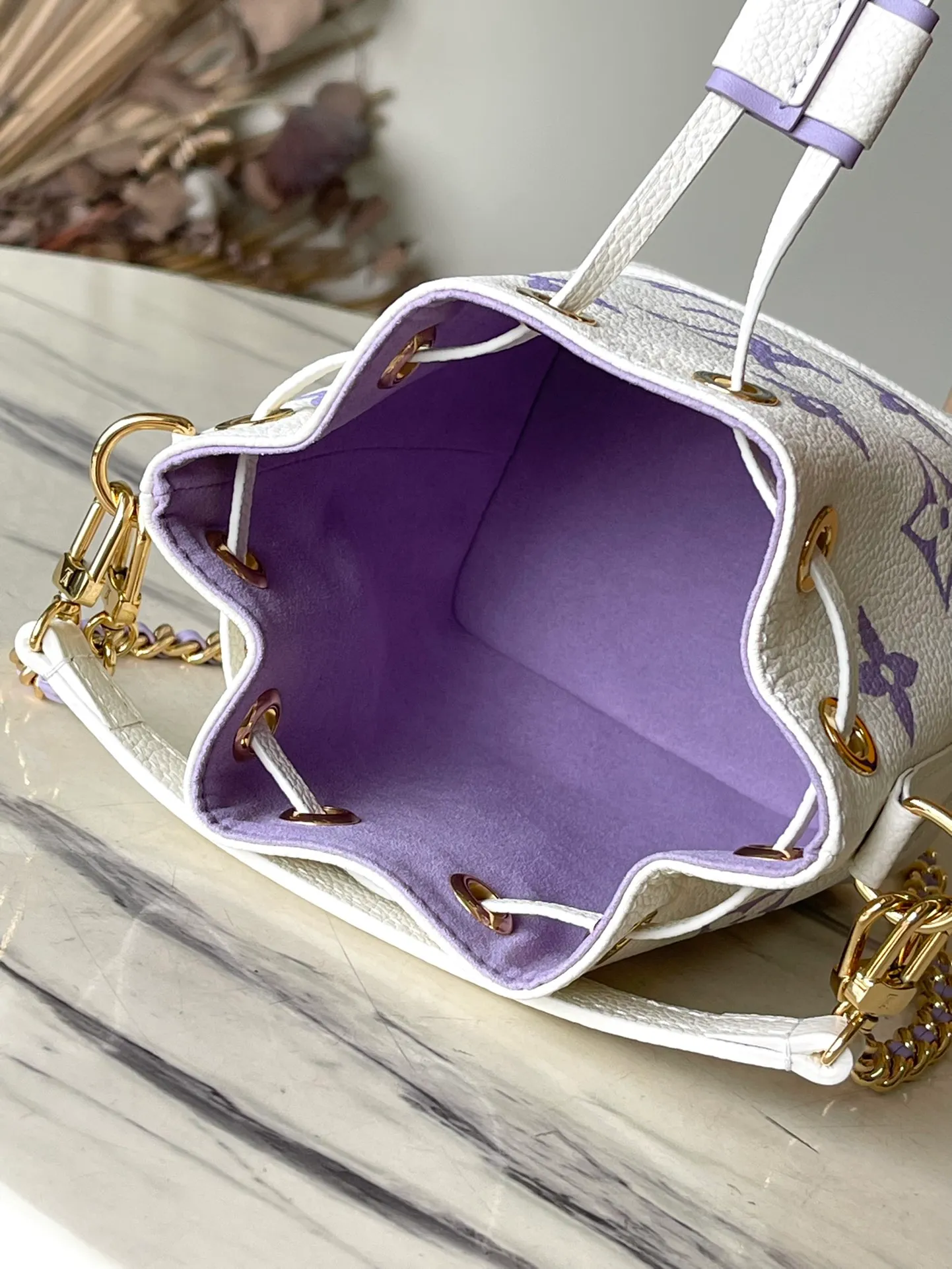 💰940 (top layer leather) top original order M82933 purple. Support counter inspection. The photos taken of duty-free goods are consistent with the product without unpacking. This product is an exclusive duty-free product in the market and is the highest-end product. Inspection is supported. This product has passed strict inspection and is flawless. Please wear gloves when touching the product. This product is not returnable or exchangeable. Please confirm the product first and then remove the label on the handle. This product is temporarily not open to the public, only regular customers, and is in short supply. Dimensions: 13 x 16 x 10 cm