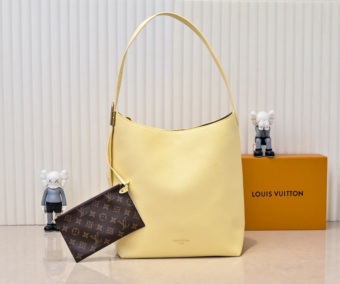 💰Large 150; Small 280💰Upgraded original (imitation original) M24988 M24974 M24856 M25022 M25352 M25353 M25354 This Low Key Hobo handbag is made of smooth cow leather with suede cow leather lining. It can accommodate short wallets, large smartphones, keys and other small items. The shoulder strap is adjustable with a padlock buckle, and a removable Monogram canvas zippered interior pocket keeps it organized. Dimensions: Large 31.0 x 35.0 x 18.0 cm (L x H x W), Small 24.0 x 28.0 x 16.0 cm (L x H x W)