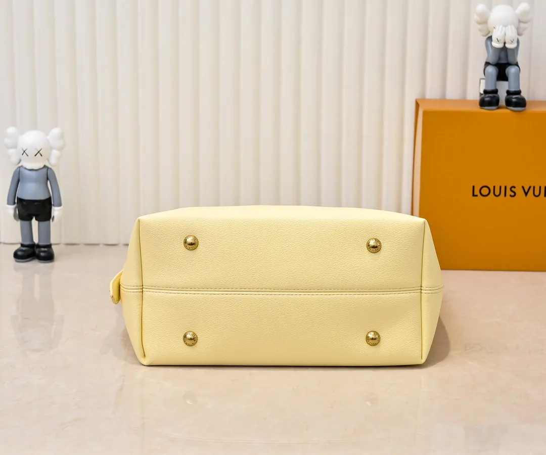💰Large 150; Small 280💰Upgraded original (imitation original) M24988 M24974 M24856 M25022 M25352 M25353 M25354 This Low Key Hobo handbag is made of smooth cow leather with suede cow leather lining. It can accommodate short wallets, large smartphones, keys and other small items. The shoulder strap is adjustable with a padlock buckle, and a removable Monogram canvas zippered interior pocket keeps it organized. Dimensions: Large 31.0 x 35.0 x 18.0 cm (L x H x W), Small 24.0 x 28.0 x 16.0 cm (L x H x W)