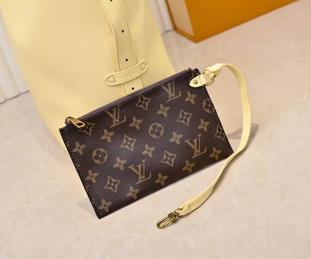 💰Large 150; Small 280💰Upgraded original (imitation original) M24988 M24974 M24856 M25022 M25352 M25353 M25354 This Low Key Hobo handbag is made of smooth cow leather with suede cow leather lining. It can accommodate short wallets, large smartphones, keys and other small items. The shoulder strap is adjustable with a padlock buckle, and a removable Monogram canvas zippered interior pocket keeps it organized. Dimensions: Large 31.0 x 35.0 x 18.0 cm (L x H x W), Small 24.0 x 28.0 x 16.0 cm (L x H x W)