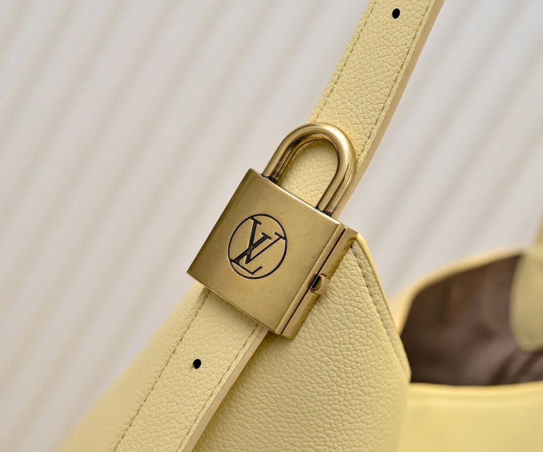 💰Large 150; Small 280💰Upgraded original (imitation original) M24988 M24974 M24856 M25022 M25352 M25353 M25354 This Low Key Hobo handbag is made of smooth cow leather with suede cow leather lining. It can accommodate short wallets, large smartphones, keys and other small items. The shoulder strap is adjustable with a padlock buckle, and a removable Monogram canvas zippered interior pocket keeps it organized. Dimensions: Large 31.0 x 35.0 x 18.0 cm (L x H x W), Small 24.0 x 28.0 x 16.0 cm (L x H x W)