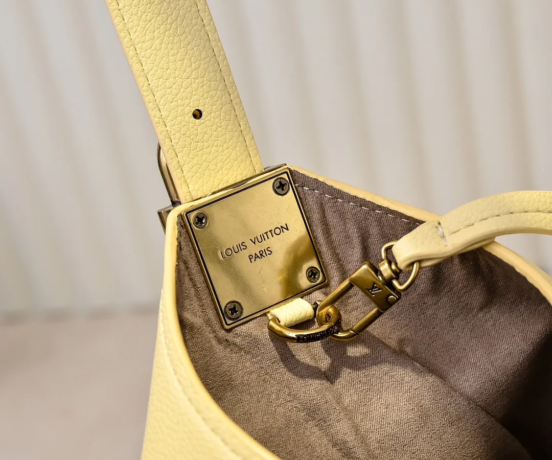 💰Large 150; Small 280💰Upgraded original (imitation original) M24988 M24974 M24856 M25022 M25352 M25353 M25354 This Low Key Hobo handbag is made of smooth cow leather with suede cow leather lining. It can accommodate short wallets, large smartphones, keys and other small items. The shoulder strap is adjustable with a padlock buckle, and a removable Monogram canvas zippered interior pocket keeps it organized. Dimensions: Large 31.0 x 35.0 x 18.0 cm (L x H x W), Small 24.0 x 28.0 x 16.0 cm (L x H x W)