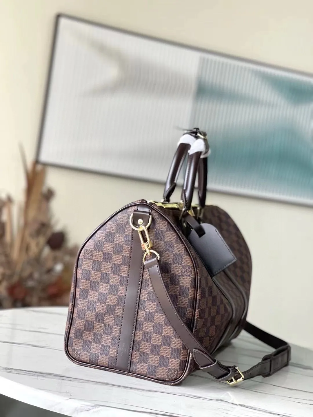 💰960 (size 45) top original M41414 coffee grid with spacious capacity and flexible use. Durable, safe and reliable. Fashionable style, mature and stable. Features a secure double zipper and padlock, making it perfect for business or pleasure. Dimensions: 45 × 27 × 20 cm.