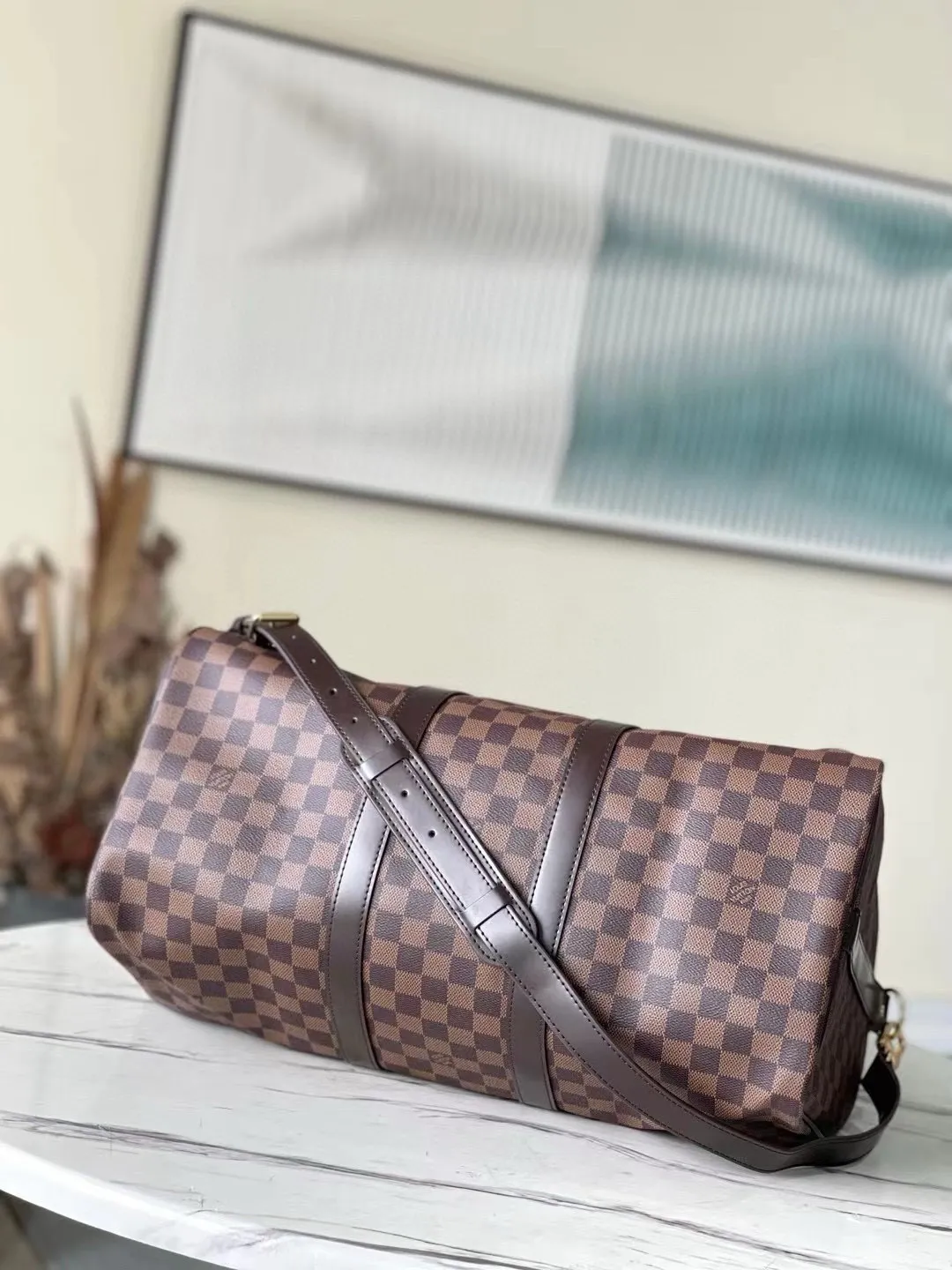 💰960 (size 45) top original M41414 coffee grid with spacious capacity and flexible use. Durable, safe and reliable. Fashionable style, mature and stable. Features a secure double zipper and padlock, making it perfect for business or pleasure. Dimensions: 45 × 27 × 20 cm.