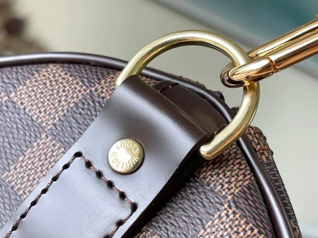 💰960 (size 45) top original M41414 coffee grid with spacious capacity and flexible use. Durable, safe and reliable. Fashionable style, mature and stable. Features a secure double zipper and padlock, making it perfect for business or pleasure. Dimensions: 45 × 27 × 20 cm.