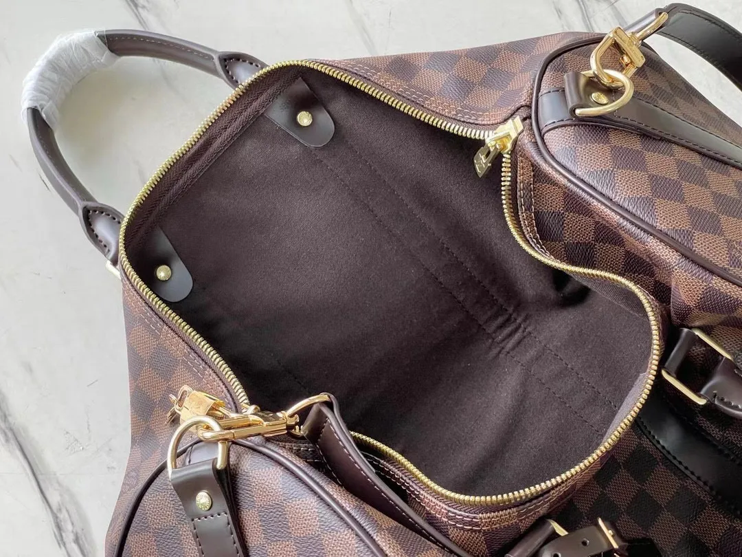 💰960 (size 45) top original M41414 coffee grid with spacious capacity and flexible use. Durable, safe and reliable. Fashionable style, mature and stable. Features a secure double zipper and padlock, making it perfect for business or pleasure. Dimensions: 45 × 27 × 20 cm.