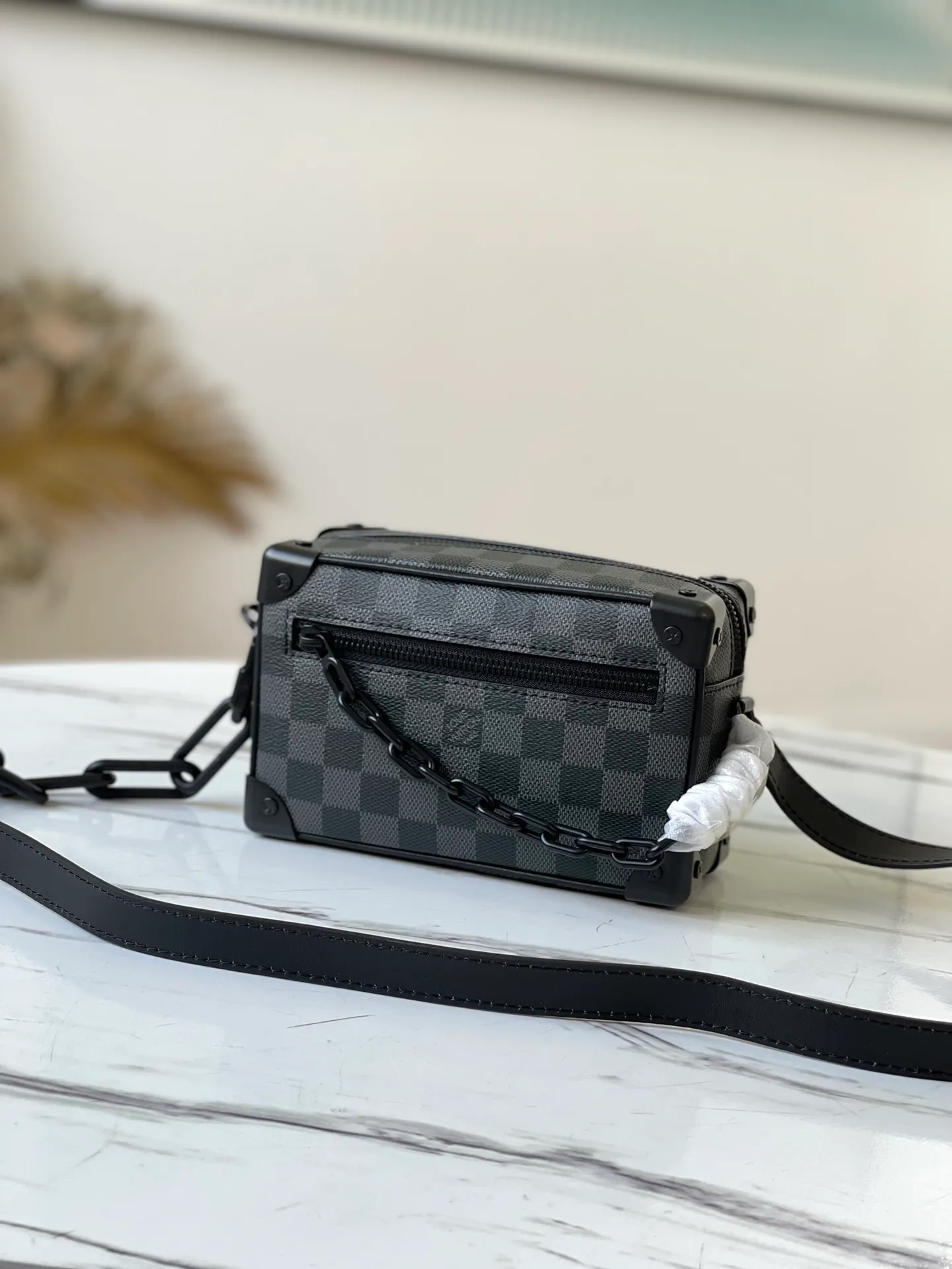 💰800 top original single M44480. Out of the blue, designer Virgil Abloh settled in Lvjia to launch his first single product. As soon as the fashion show came out, the young brothers and sisters took various street photos and posted various photos, which were really exciting. A must buy ~ Size: 18.5*12.5*7cm