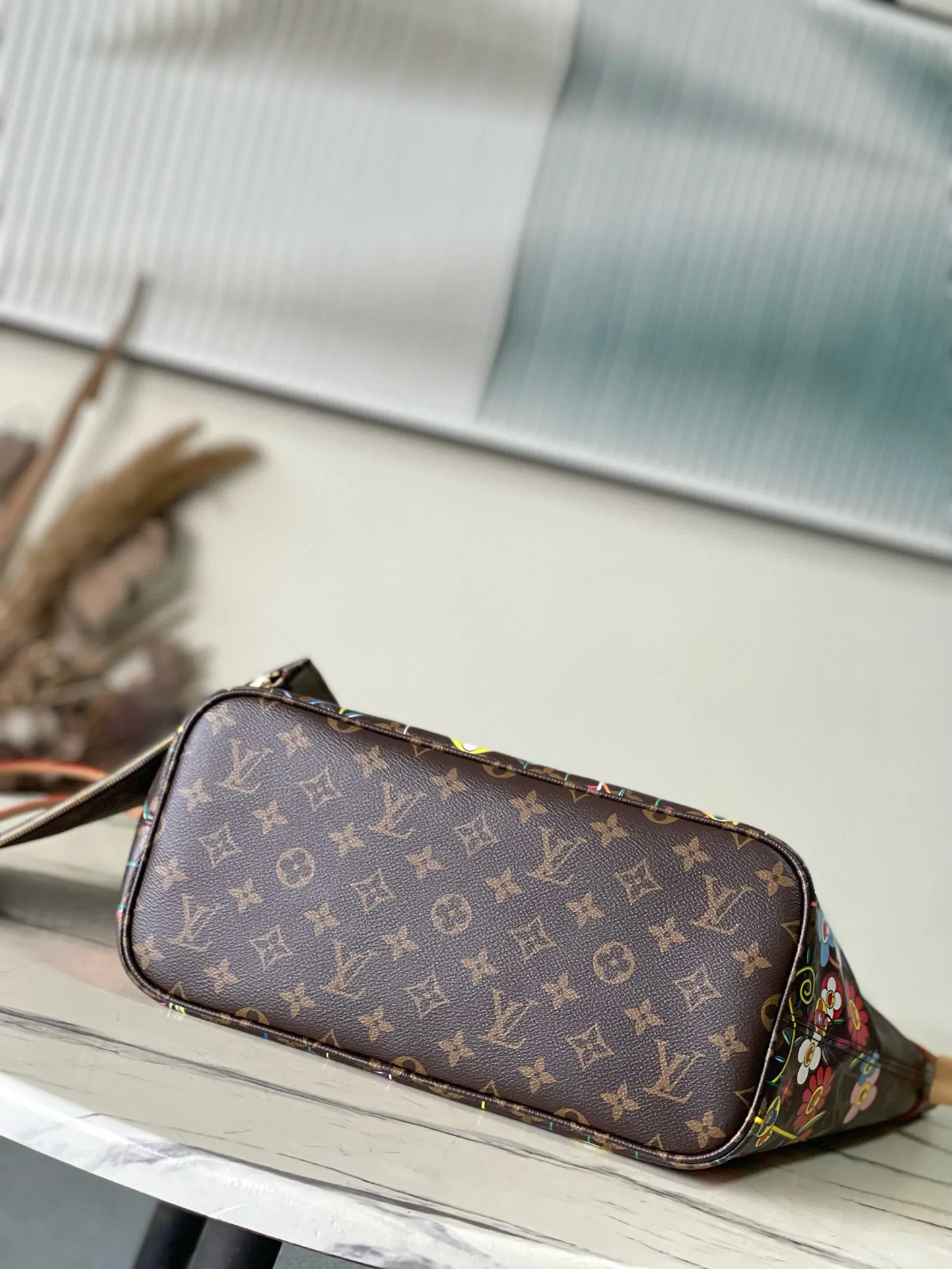 💰940 Top Original Order M13271 This medium-sized Neverfull handbag is from the Louis Vuitton x Takashi Murakami reissue series. It uses Monogram canvas to create a spacious configuration, and then uses the smart Monogram floral pattern to interpret the artist's "super flat" aesthetic style. Cowhide leather outlines the upper edge, handles and side straps, while the fabric lining incorporates colorful stripes. An interior zip pocket and a removable storage bag complete the functional design. Dimensions: 31 × 28 × 14 cm