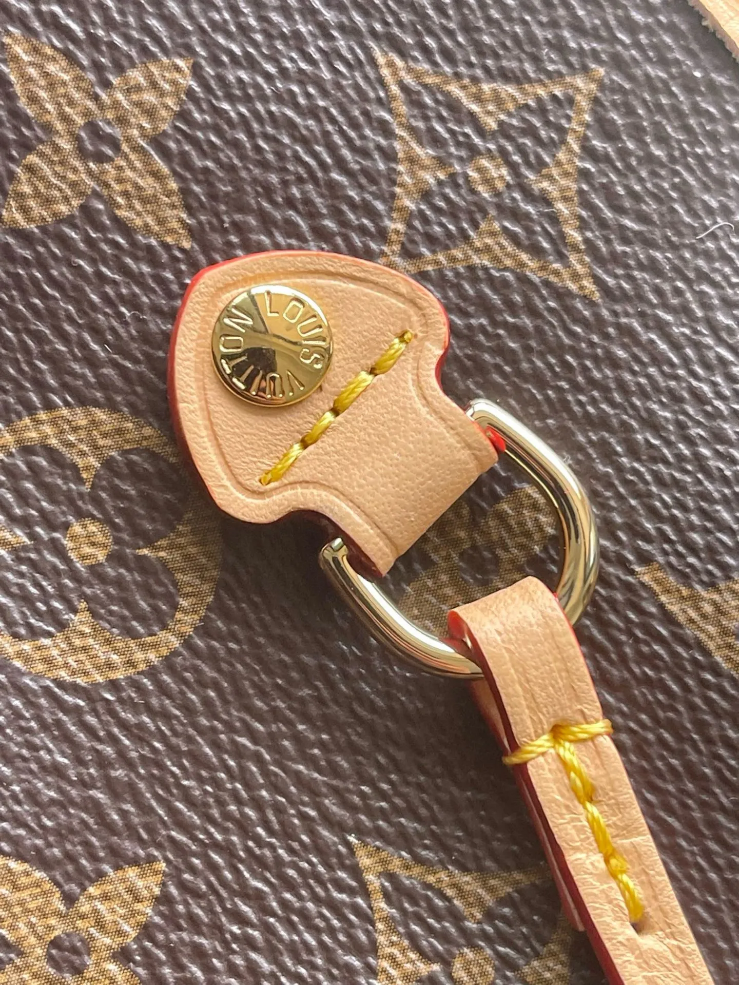 💰940 Top Original Order M13271 This medium-sized Neverfull handbag is from the Louis Vuitton x Takashi Murakami reissue series. It uses Monogram canvas to create a spacious configuration, and then uses the smart Monogram floral pattern to interpret the artist's "super flat" aesthetic style. Cowhide leather outlines the upper edge, handles and side straps, while the fabric lining incorporates colorful stripes. An interior zip pocket and a removable storage bag complete the functional design. Dimensions: 31 × 28 × 14 cm