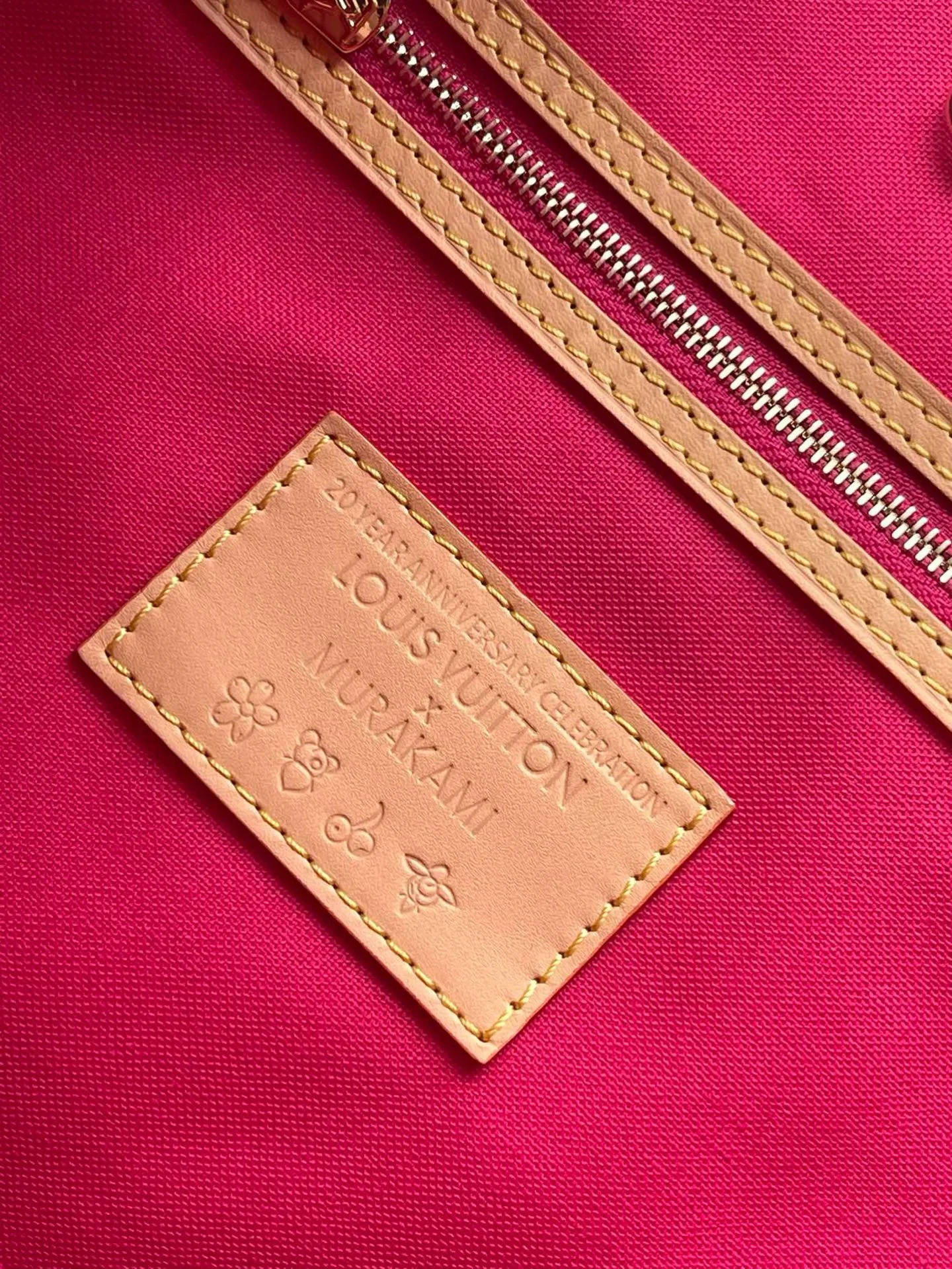 💰940 Top Original Order M13271 This medium-sized Neverfull handbag is from the Louis Vuitton x Takashi Murakami reissue series. It uses Monogram canvas to create a spacious configuration, and then uses the smart Monogram floral pattern to interpret the artist's "super flat" aesthetic style. Cowhide leather outlines the upper edge, handles and side straps, while the fabric lining incorporates colorful stripes. An interior zip pocket and a removable storage bag complete the functional design. Dimensions: 31 × 28 × 14 cm