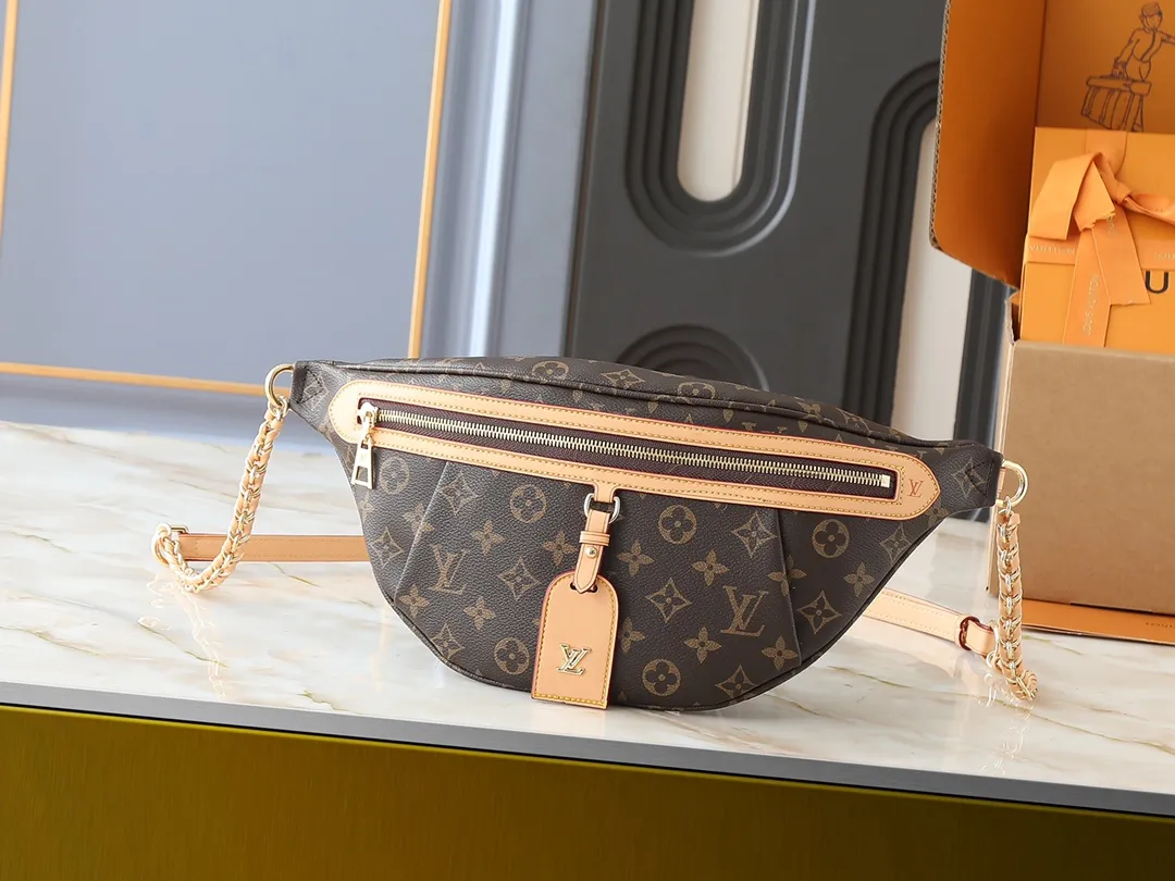 💰240💰Upgraded from the original M14353 M46784 M43644 This High Rise waist bag is made of soft Monogram coated canvas to create a close-fitting shape. The thin design can be placed inside the jacket. The cowhide leather has a detachable name tag and can be tied with a fabric shoulder strap for a sporty look. Dimensions: 38.0 x 16.0 x 8.0 cm (length x height x width)