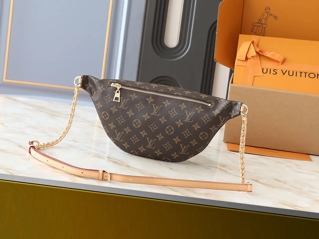💰240💰Upgraded from the original M14353 M46784 M43644 This High Rise waist bag is made of soft Monogram coated canvas to create a close-fitting shape. The thin design can be placed inside the jacket. The cowhide leather has a detachable name tag and can be tied with a fabric shoulder strap for a sporty look. Dimensions: 38.0 x 16.0 x 8.0 cm (length x height x width)