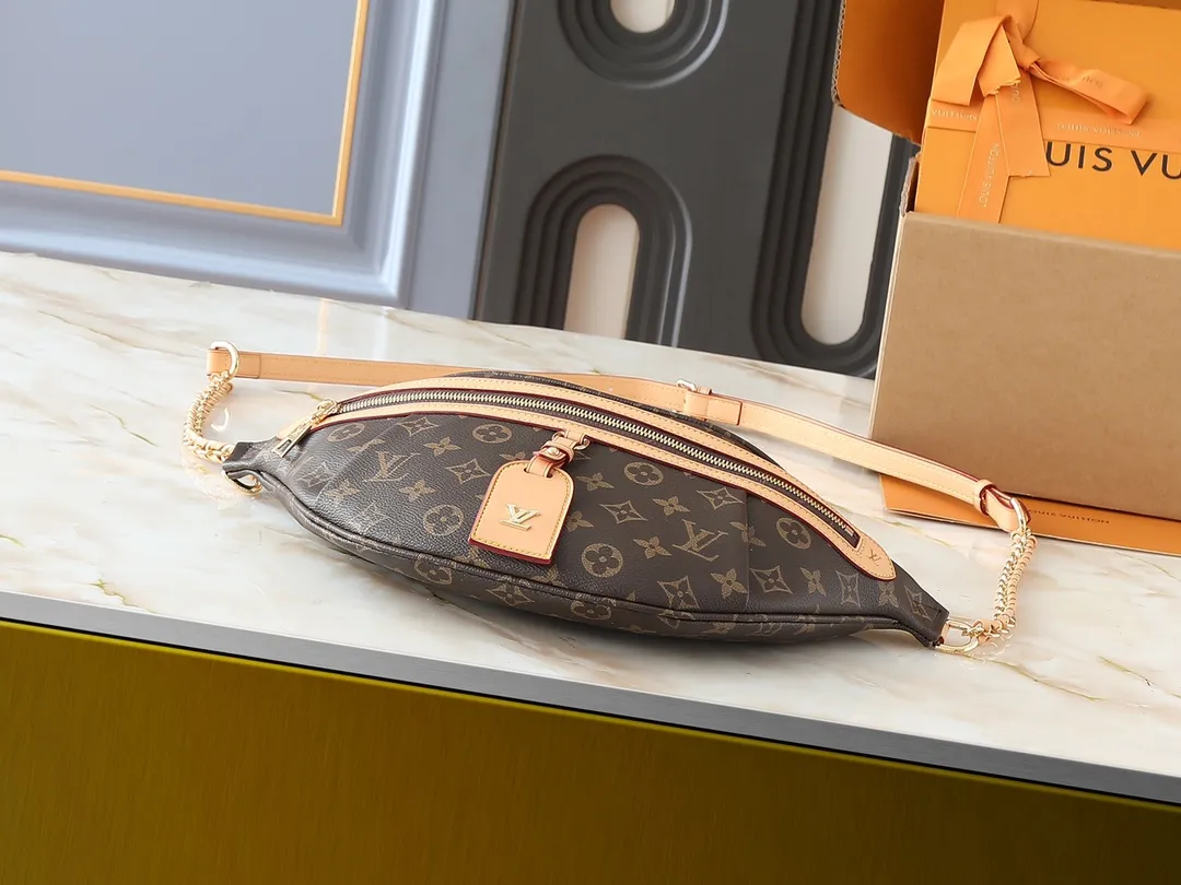💰240💰Upgraded from the original M14353 M46784 M43644 This High Rise waist bag is made of soft Monogram coated canvas to create a close-fitting shape. The thin design can be placed inside the jacket. The cowhide leather has a detachable name tag and can be tied with a fabric shoulder strap for a sporty look. Dimensions: 38.0 x 16.0 x 8.0 cm (length x height x width)