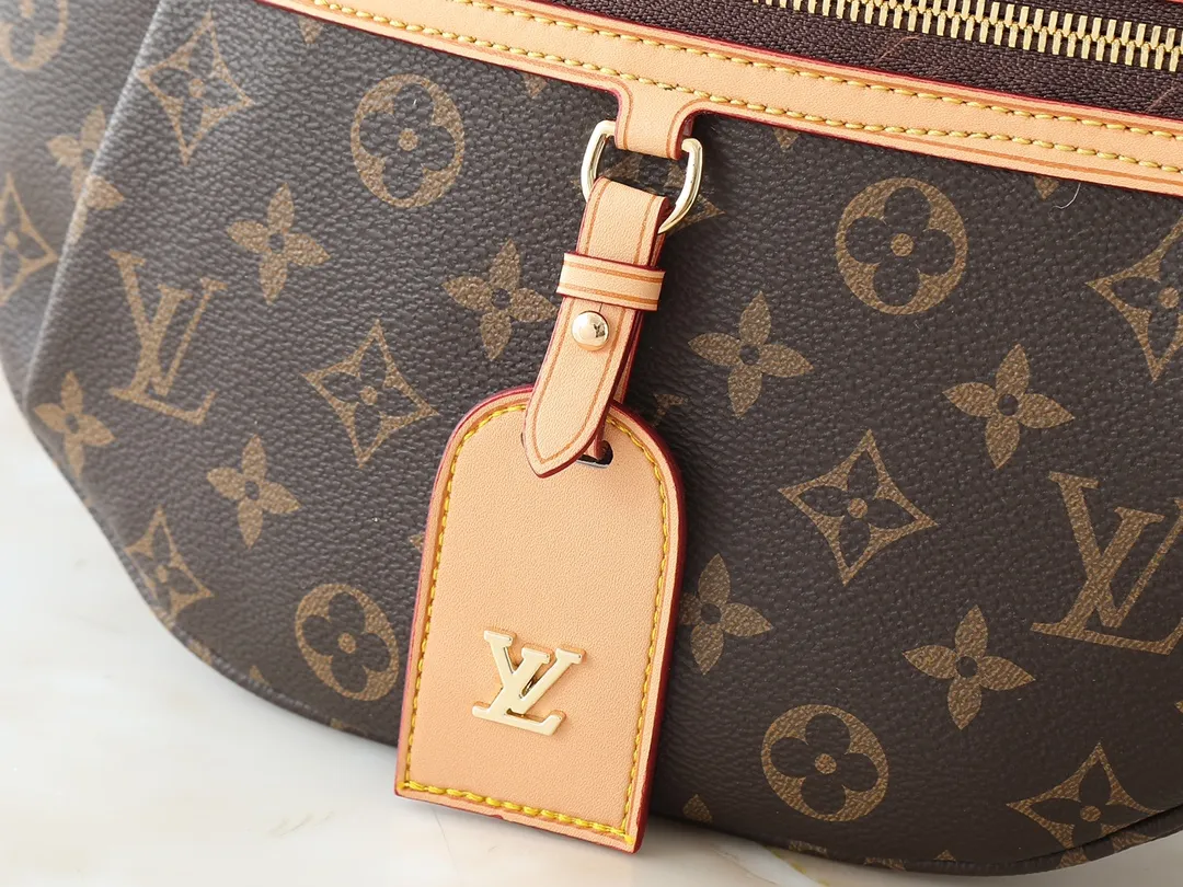 💰240💰Upgraded from the original M14353 M46784 M43644 This High Rise waist bag is made of soft Monogram coated canvas to create a close-fitting shape. The thin design can be placed inside the jacket. The cowhide leather has a detachable name tag and can be tied with a fabric shoulder strap for a sporty look. Dimensions: 38.0 x 16.0 x 8.0 cm (length x height x width)