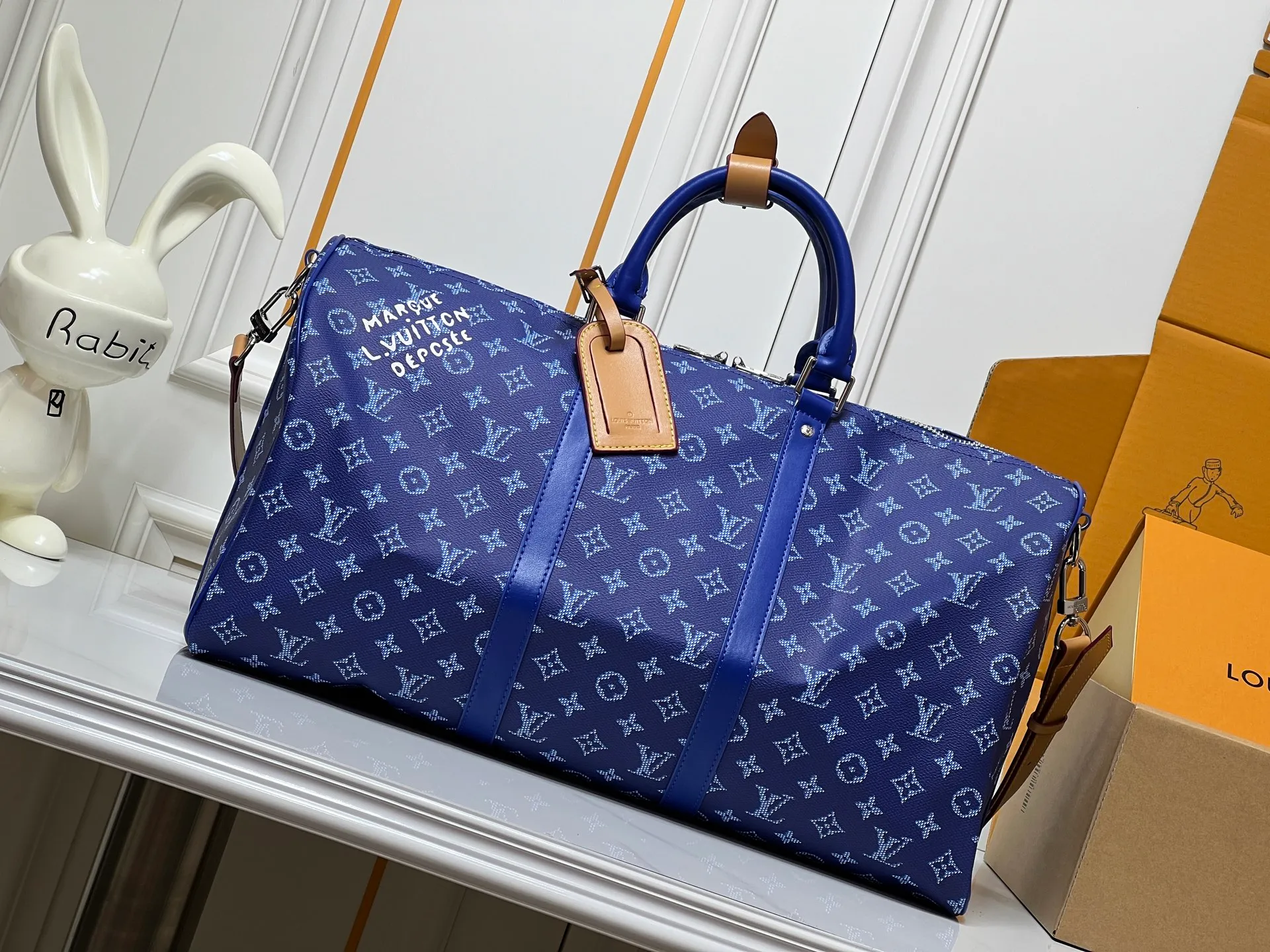 Batch 400💰M26868 Plum Red 45cm M26864 Blue 50cm M26865 Orange 50cm M26866 Green 50cm This Keepall Bandouliere50 travel bag is made of Monogram Heritage canvas dip-dyed in colorful colors, with cow leather trim, leather shoulder straps, removable leather nameplate and cotton lining. The Marque L.Vuitton Deposee logo pays tribute to Louis Vuitton’s long heritage. 29x23x50 cm (HxWxL) MonogramHeritage coated canvas Cow leather trim Fabric lining Metal hardware Carry-on baggage dimensions Double zipper closure Padlock Removable designer zipper Interior pocket Handles: Double handle