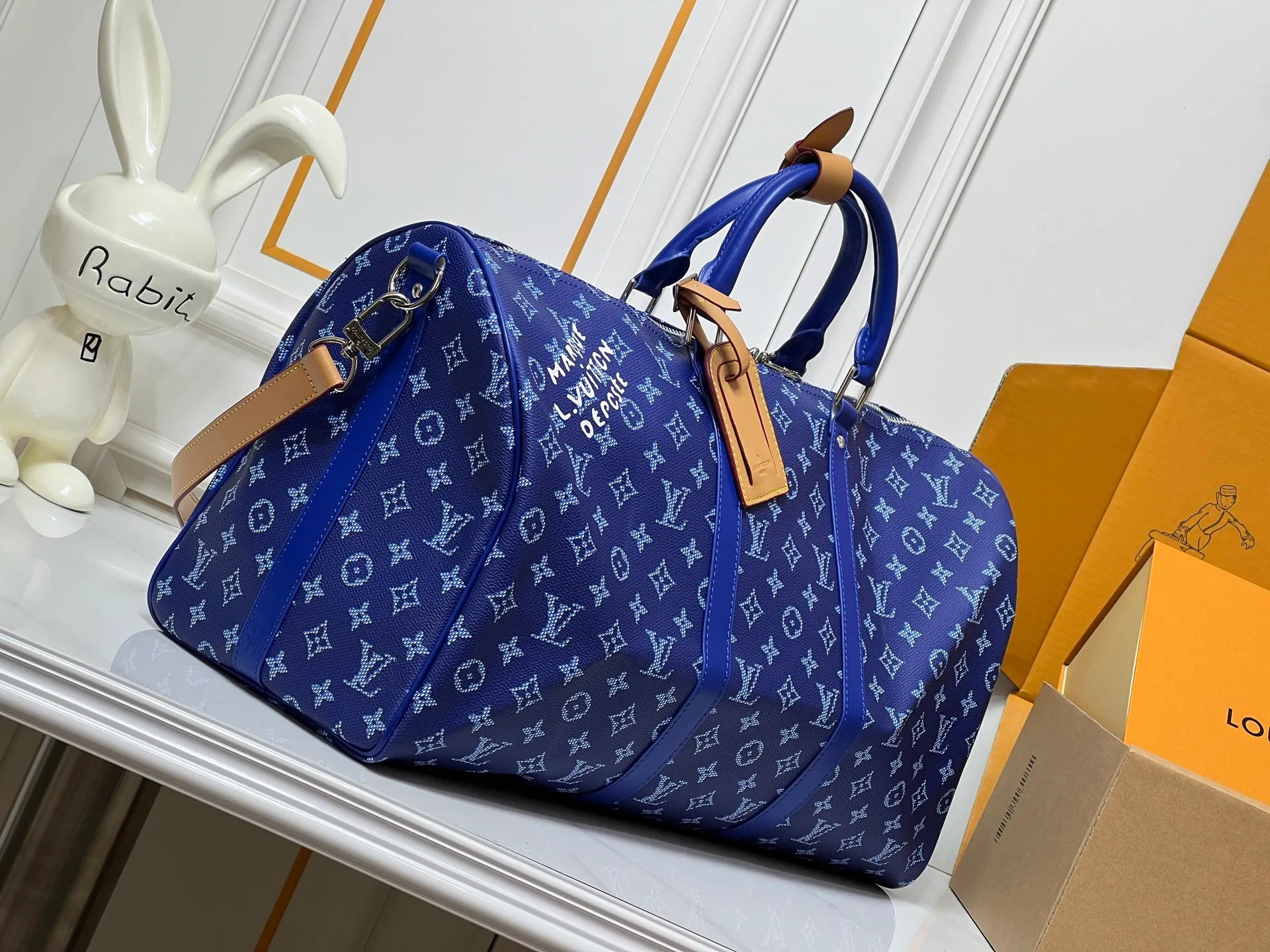 Batch 400💰M26868 Plum Red 45cm M26864 Blue 50cm M26865 Orange 50cm M26866 Green 50cm This Keepall Bandouliere50 travel bag is made of Monogram Heritage canvas dip-dyed in colorful colors, with cow leather trim, leather shoulder straps, removable leather nameplate and cotton lining. The Marque L.Vuitton Deposee logo pays tribute to Louis Vuitton’s long heritage. 29x23x50 cm (HxWxL) MonogramHeritage coated canvas Cow leather trim Fabric lining Metal hardware Carry-on baggage dimensions Double zipper closure Padlock Removable designer zipper Interior pocket Handles: Double handle