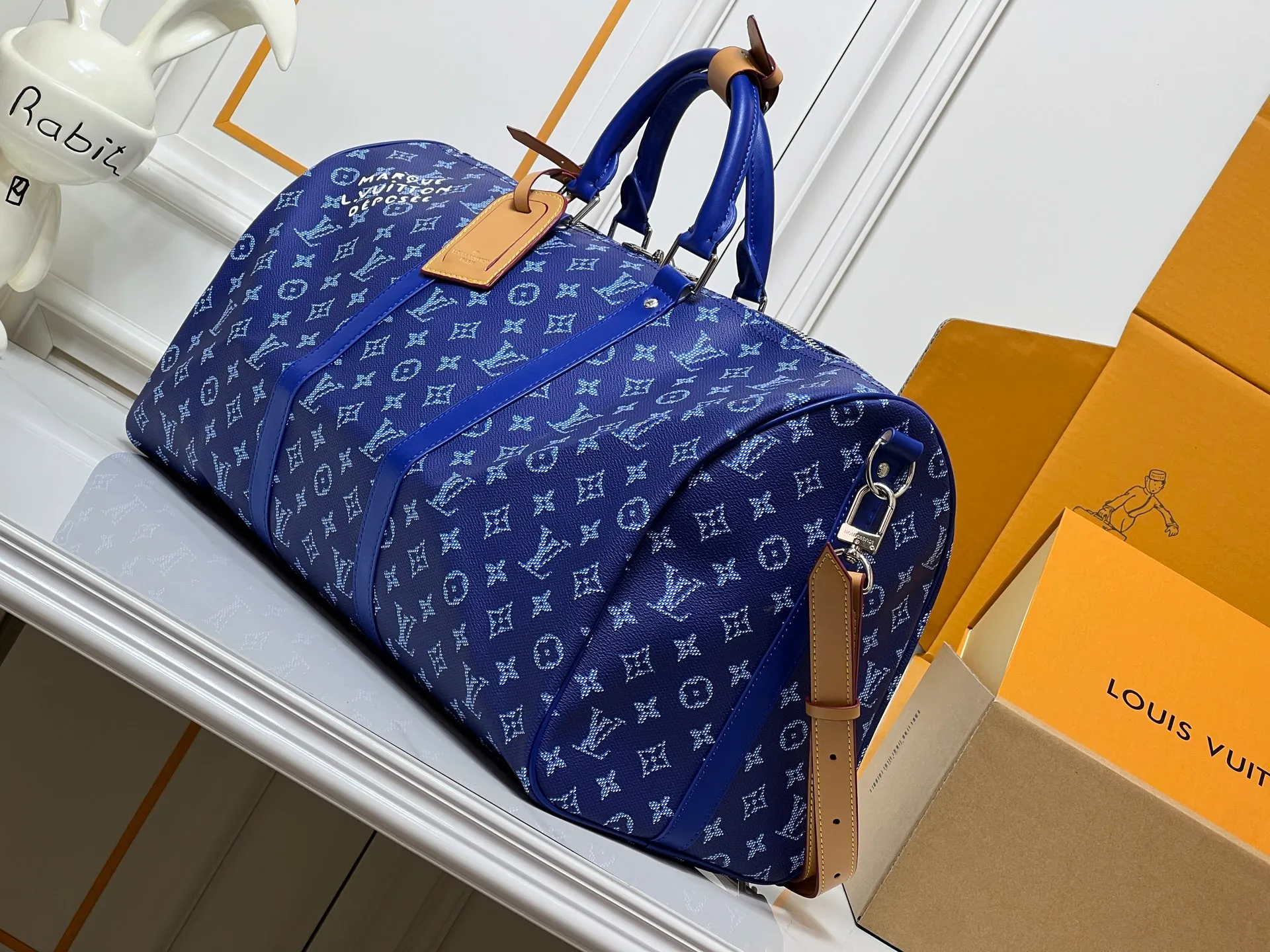 Batch 400💰M26868 Plum Red 45cm M26864 Blue 50cm M26865 Orange 50cm M26866 Green 50cm This Keepall Bandouliere50 travel bag is made of Monogram Heritage canvas dip-dyed in colorful colors, with cow leather trim, leather shoulder straps, removable leather nameplate and cotton lining. The Marque L.Vuitton Deposee logo pays tribute to Louis Vuitton’s long heritage. 29x23x50 cm (HxWxL) MonogramHeritage coated canvas Cow leather trim Fabric lining Metal hardware Carry-on baggage dimensions Double zipper closure Padlock Removable designer zipper Interior pocket Handles: Double handle