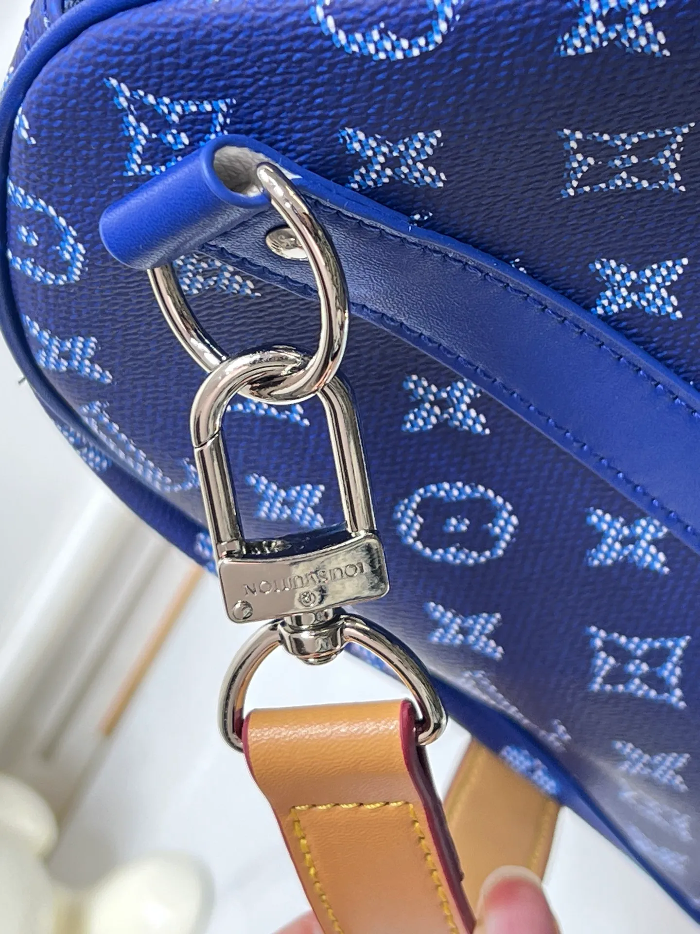 Batch 400💰M26868 Plum Red 45cm M26864 Blue 50cm M26865 Orange 50cm M26866 Green 50cm This Keepall Bandouliere50 travel bag is made of Monogram Heritage canvas dip-dyed in colorful colors, with cow leather trim, leather shoulder straps, removable leather nameplate and cotton lining. The Marque L.Vuitton Deposee logo pays tribute to Louis Vuitton’s long heritage. 29x23x50 cm (HxWxL) MonogramHeritage coated canvas Cow leather trim Fabric lining Metal hardware Carry-on baggage dimensions Double zipper closure Padlock Removable designer zipper Interior pocket Handles: Double handle