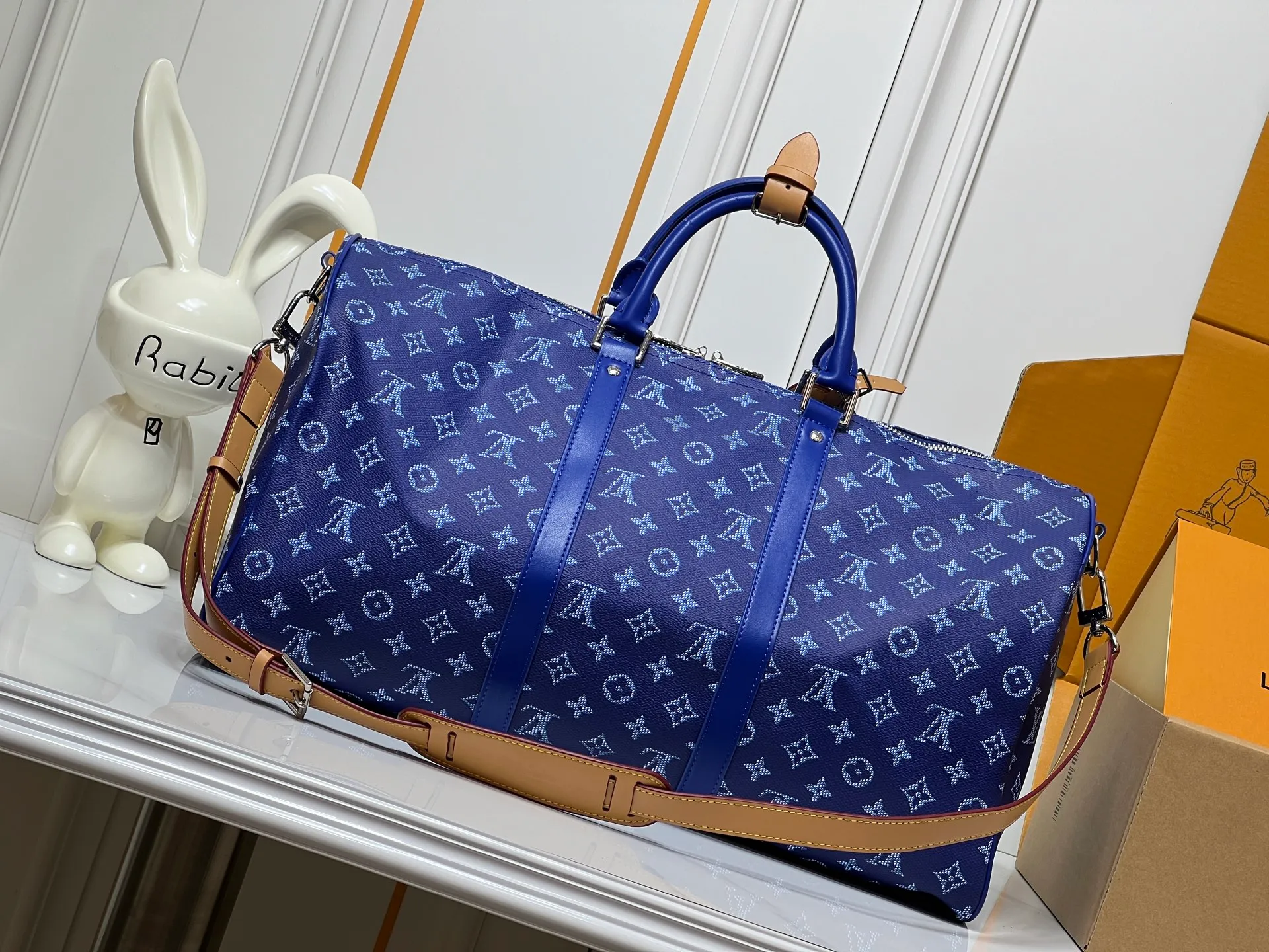 Batch 400💰M26868 Plum Red 45cm M26864 Blue 50cm M26865 Orange 50cm M26866 Green 50cm This Keepall Bandouliere50 travel bag is made of Monogram Heritage canvas dip-dyed in colorful colors, with cow leather trim, leather shoulder straps, removable leather nameplate and cotton lining. The Marque L.Vuitton Deposee logo pays tribute to Louis Vuitton’s long heritage. 29x23x50 cm (HxWxL) MonogramHeritage coated canvas Cow leather trim Fabric lining Metal hardware Carry-on baggage dimensions Double zipper closure Padlock Removable designer zipper Interior pocket Handles: Double handle